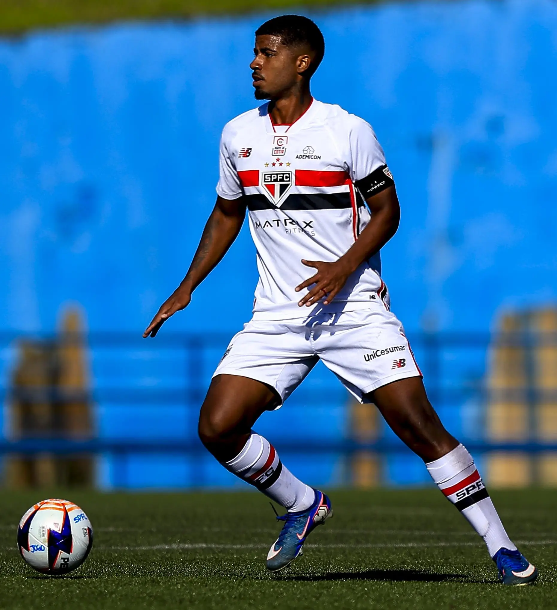 Alvo de sondagens da Europa, promessa do São Paulo segue à espera de chance no profissional