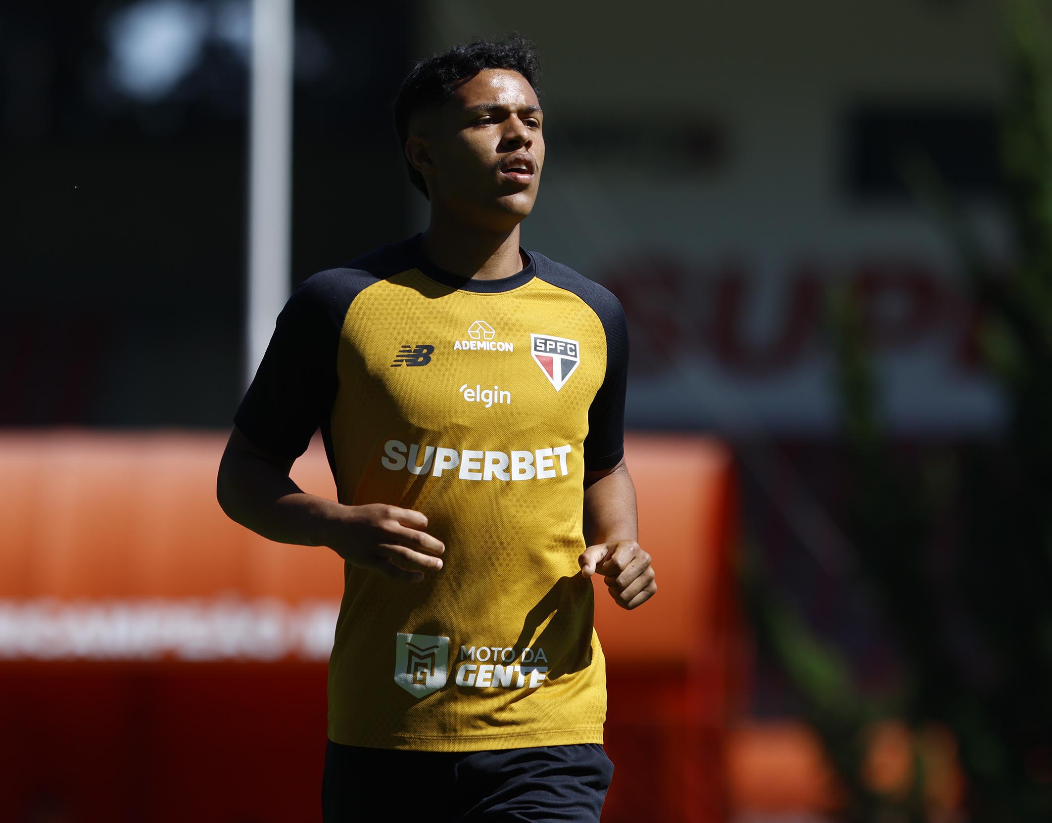 Joia da base do São Paulo volta aos relacionados e mira chance com Dorival
