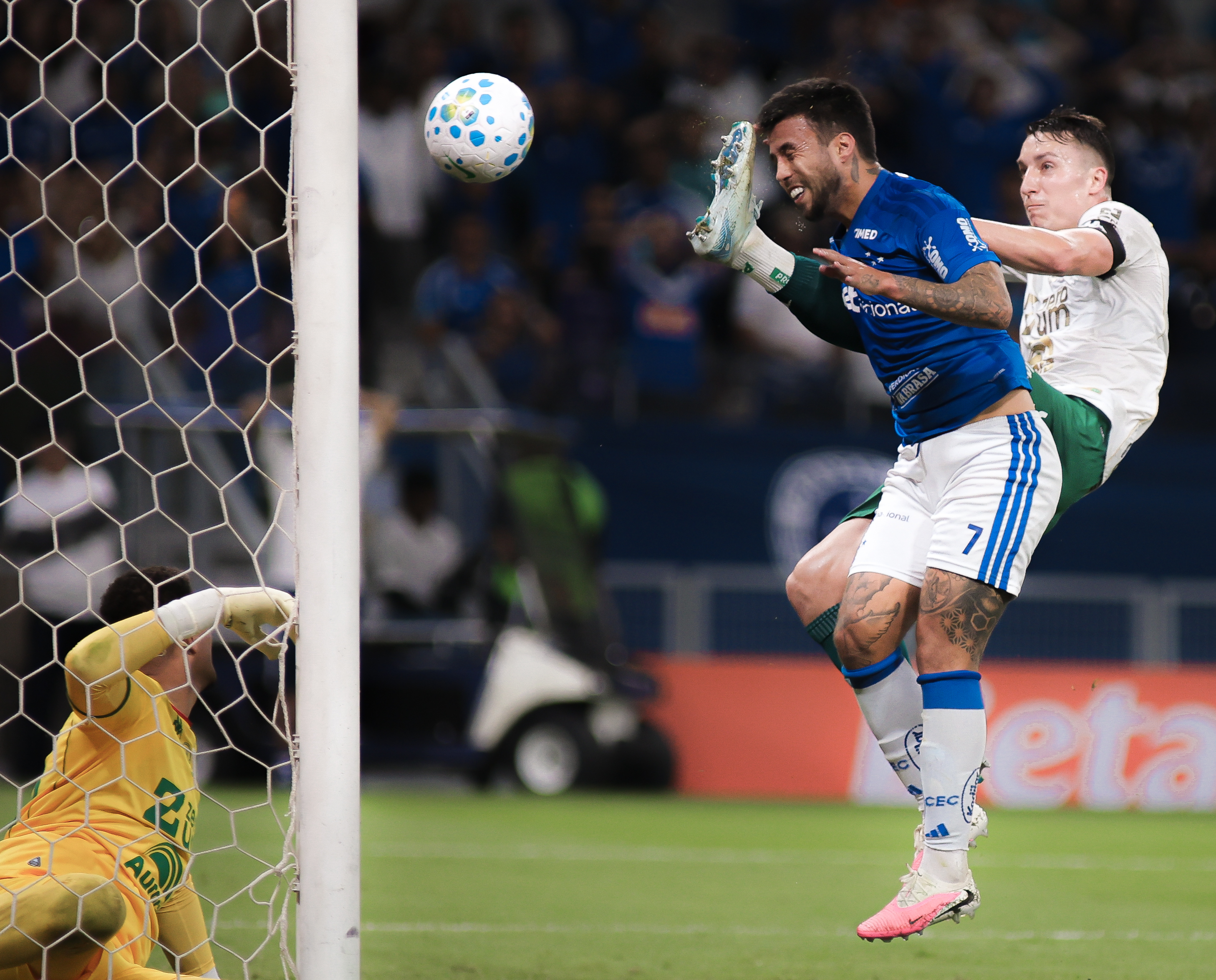 Matheus Henrique brilha em vitória decisiva do Cruzeiro e ignora fratura no nariz
