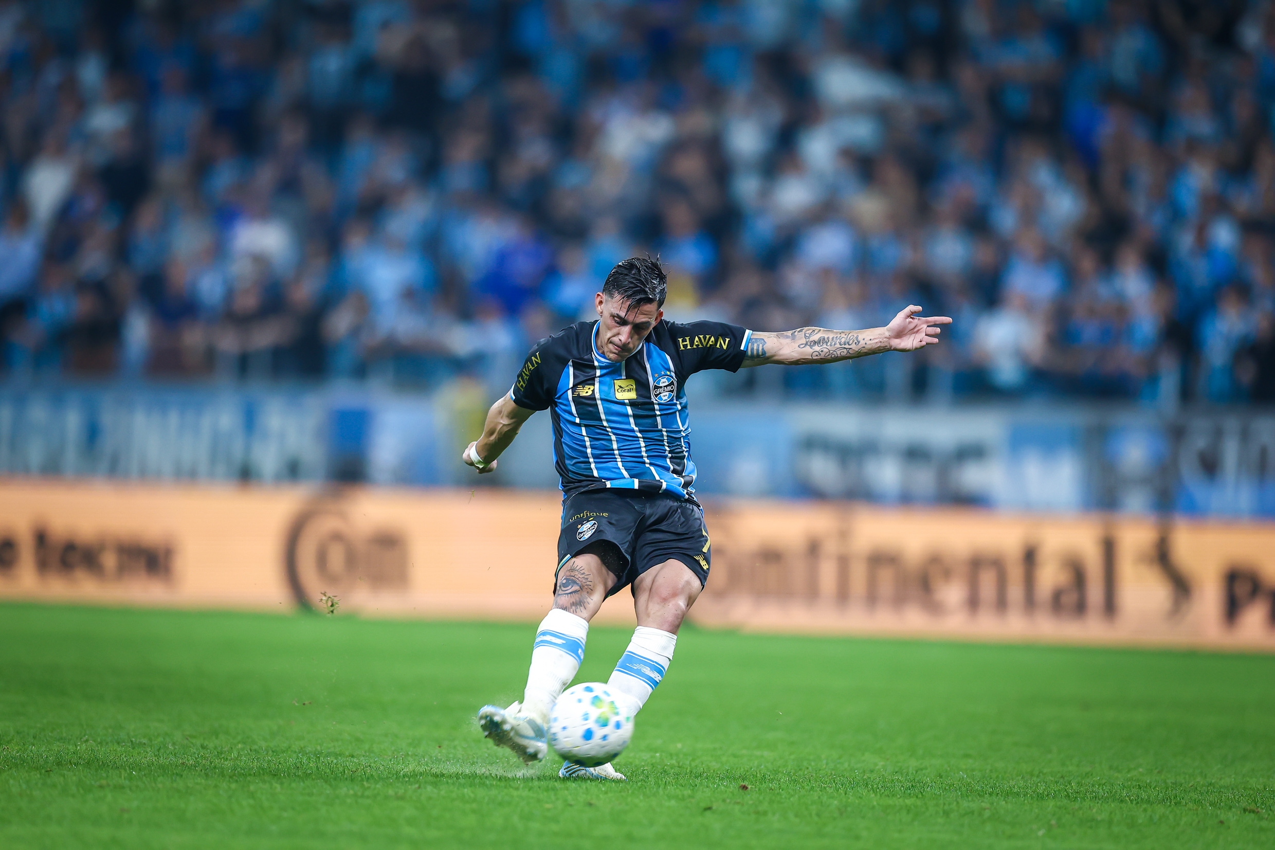 Pavón brilha em cobrança de falta e garante classificação do Grêmio nas quartas da Copa do Brasil