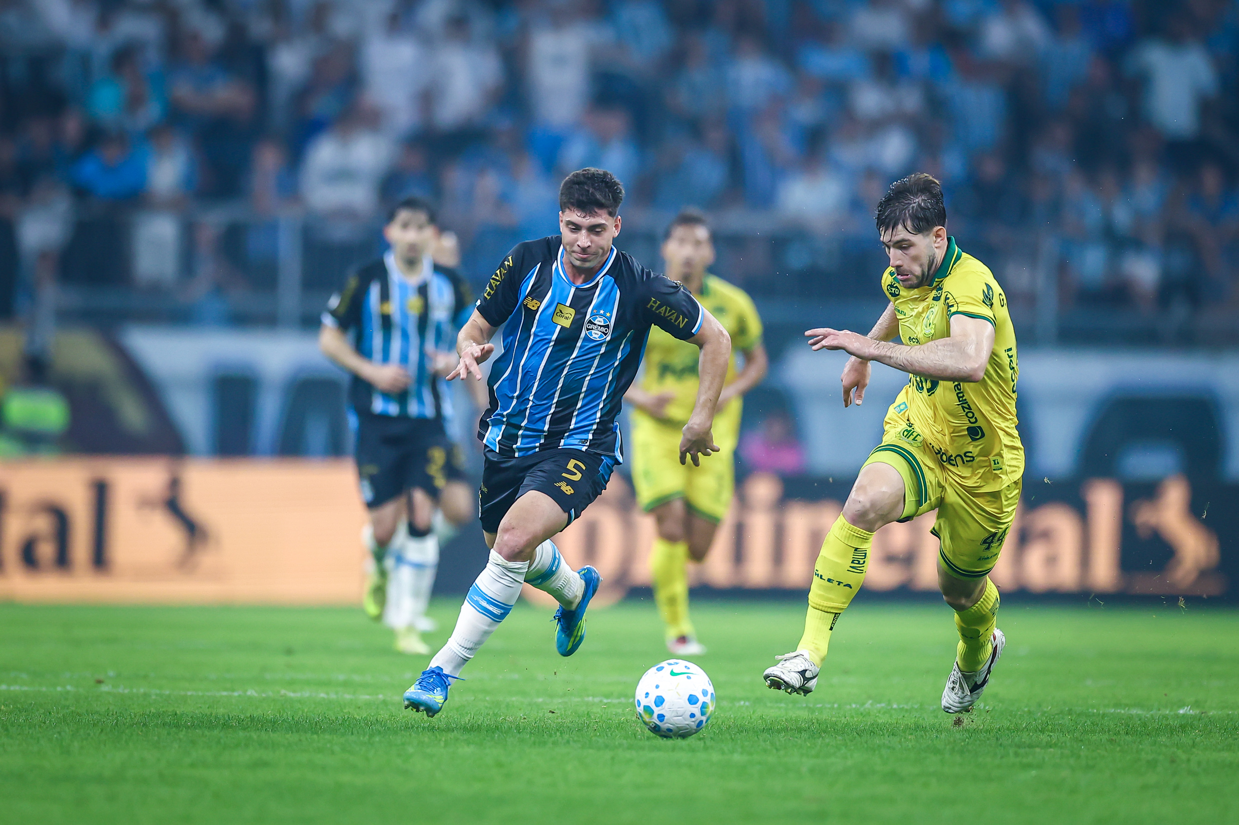 Grêmio se impõe na Arena e freia Atlético-MG com vitória clara por 2 a 0