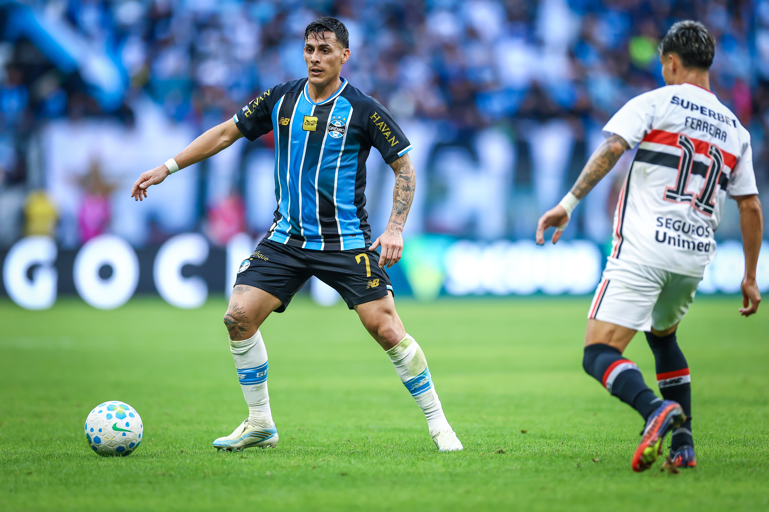 Cristian Pavón brilha e reanima Grêmio na taça com golaço de falta aos 40 minutos