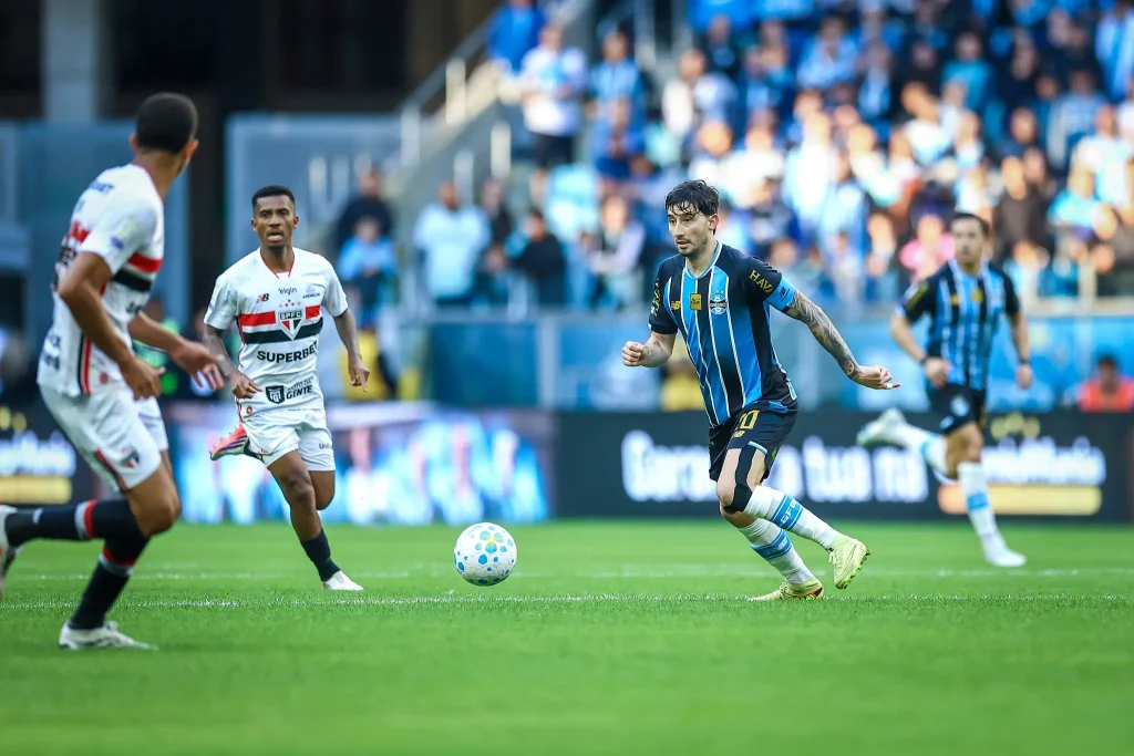 São Paulo toma virada do Grêmio e chega a oito jogos sem vencer no Brasileirão