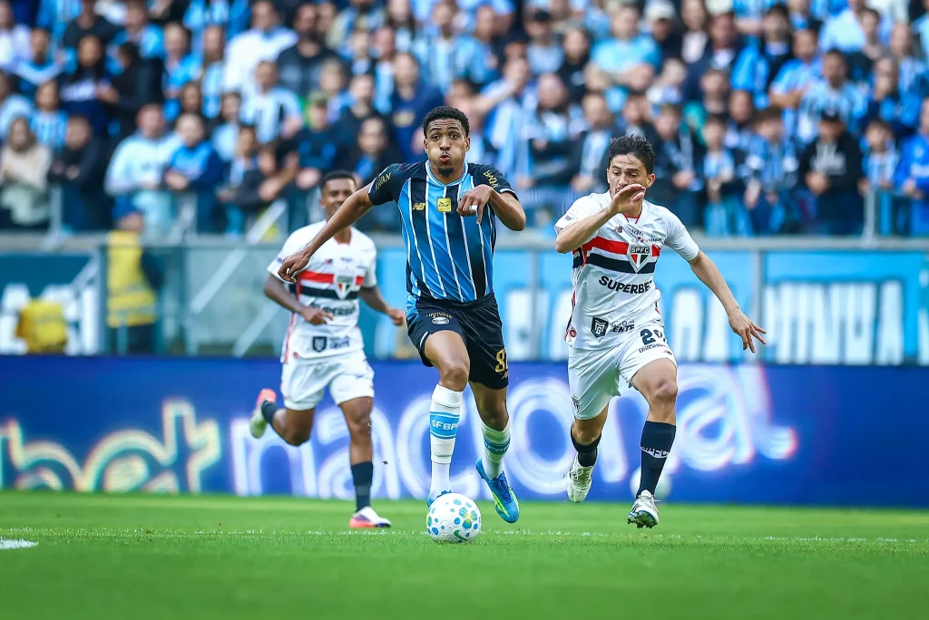 São Paulo toma virada do Grêmio e chega a oito jogos sem vencer no Brasileirão