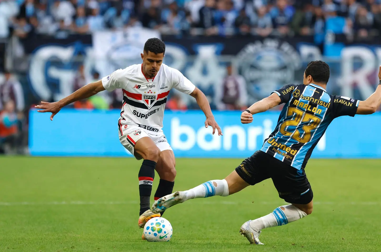 Árbitro registra reclamação de Rafinha na súmula de São Paulo x Grêmio: “P…. de VAR”