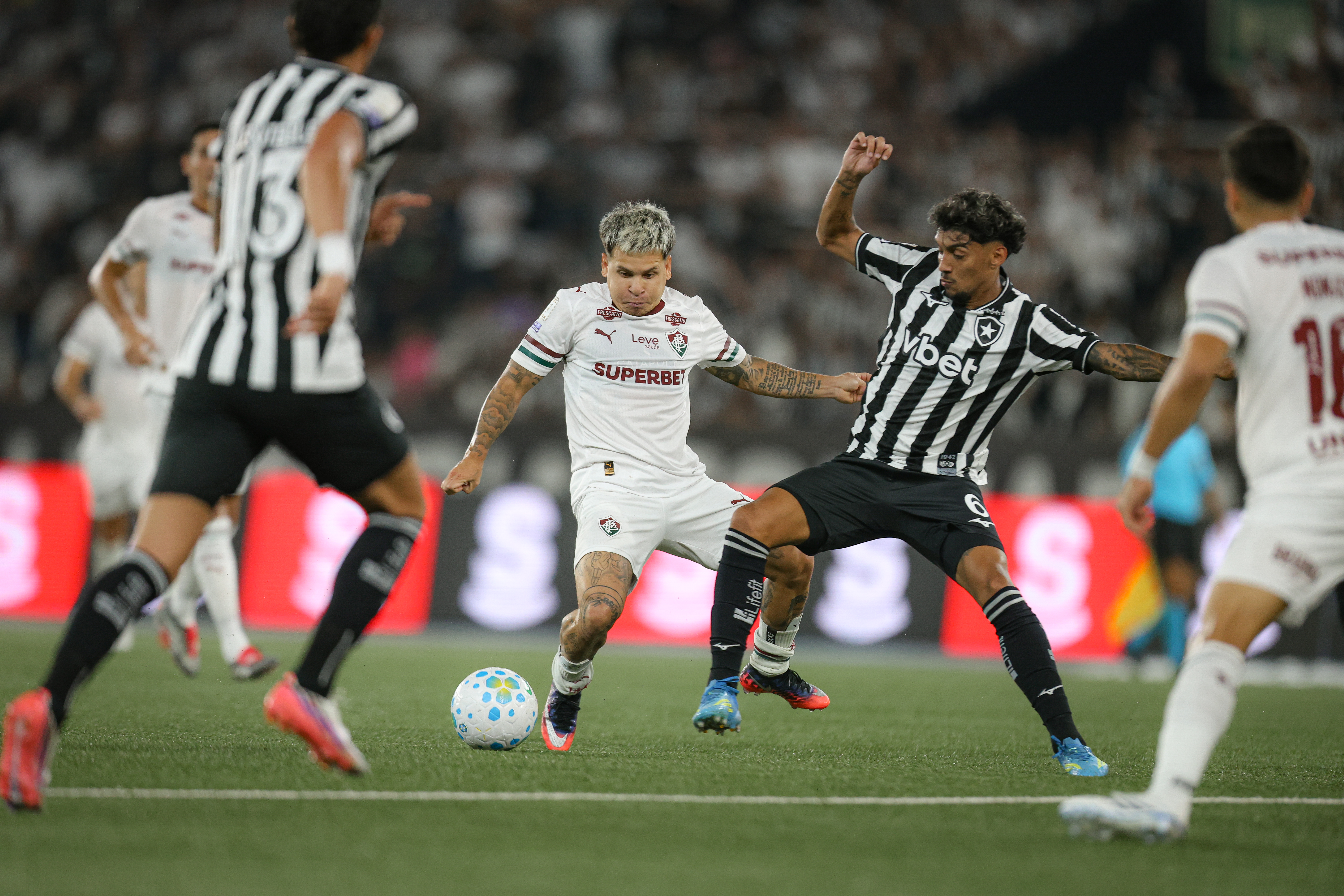 Fluminense empata com Botafogo e pode deixar G4 do Brasileirão