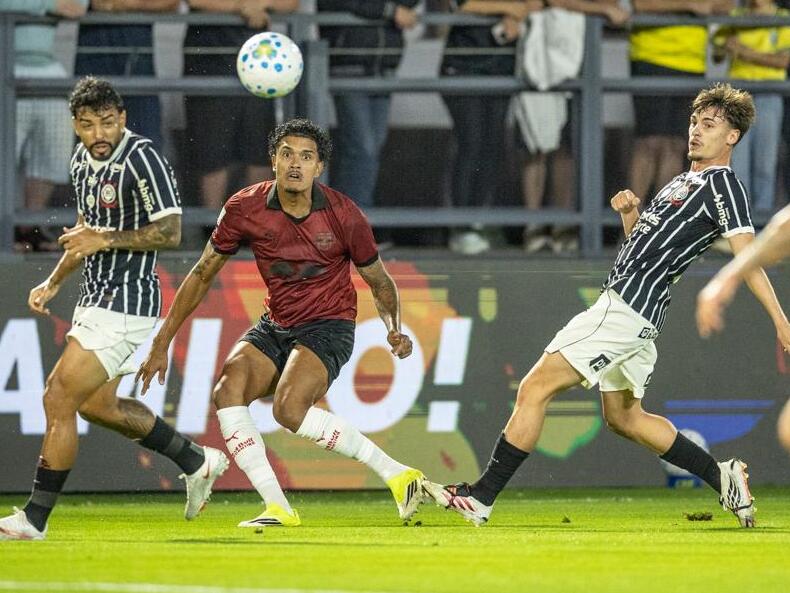 Corinthians aproveita falha de Volpi, vence o Bragantino e encosta no G5