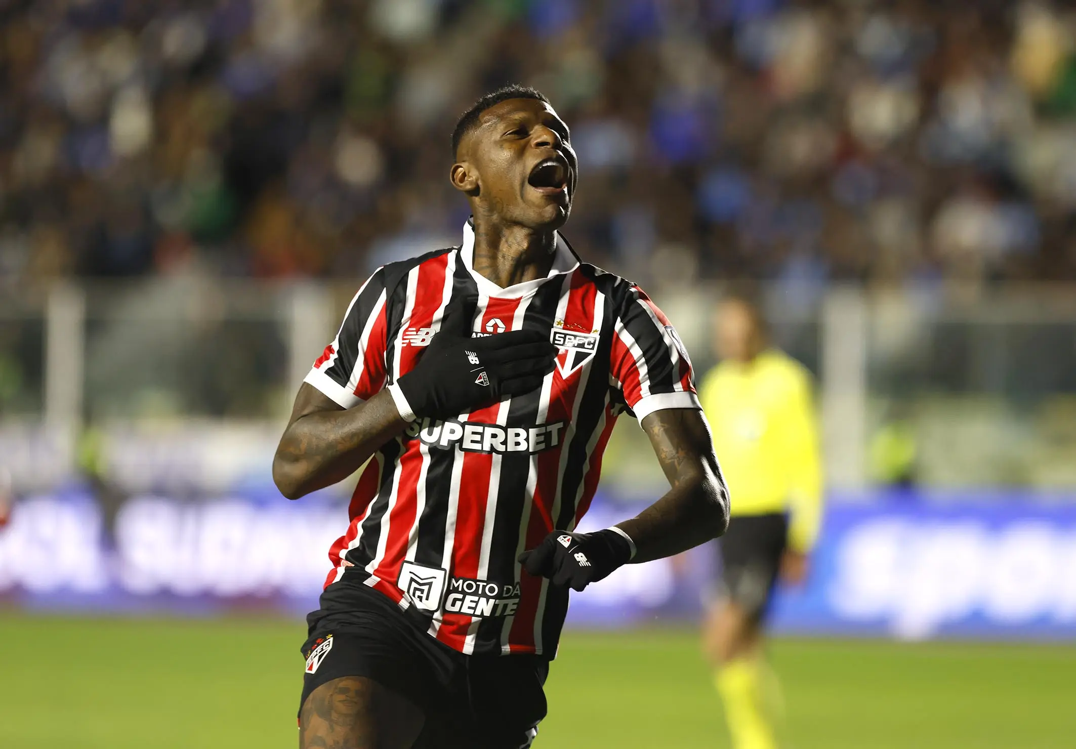Arboleda reencontra torcida do São Paulo no Morumbis pela primeira vez após 'sumiço'
