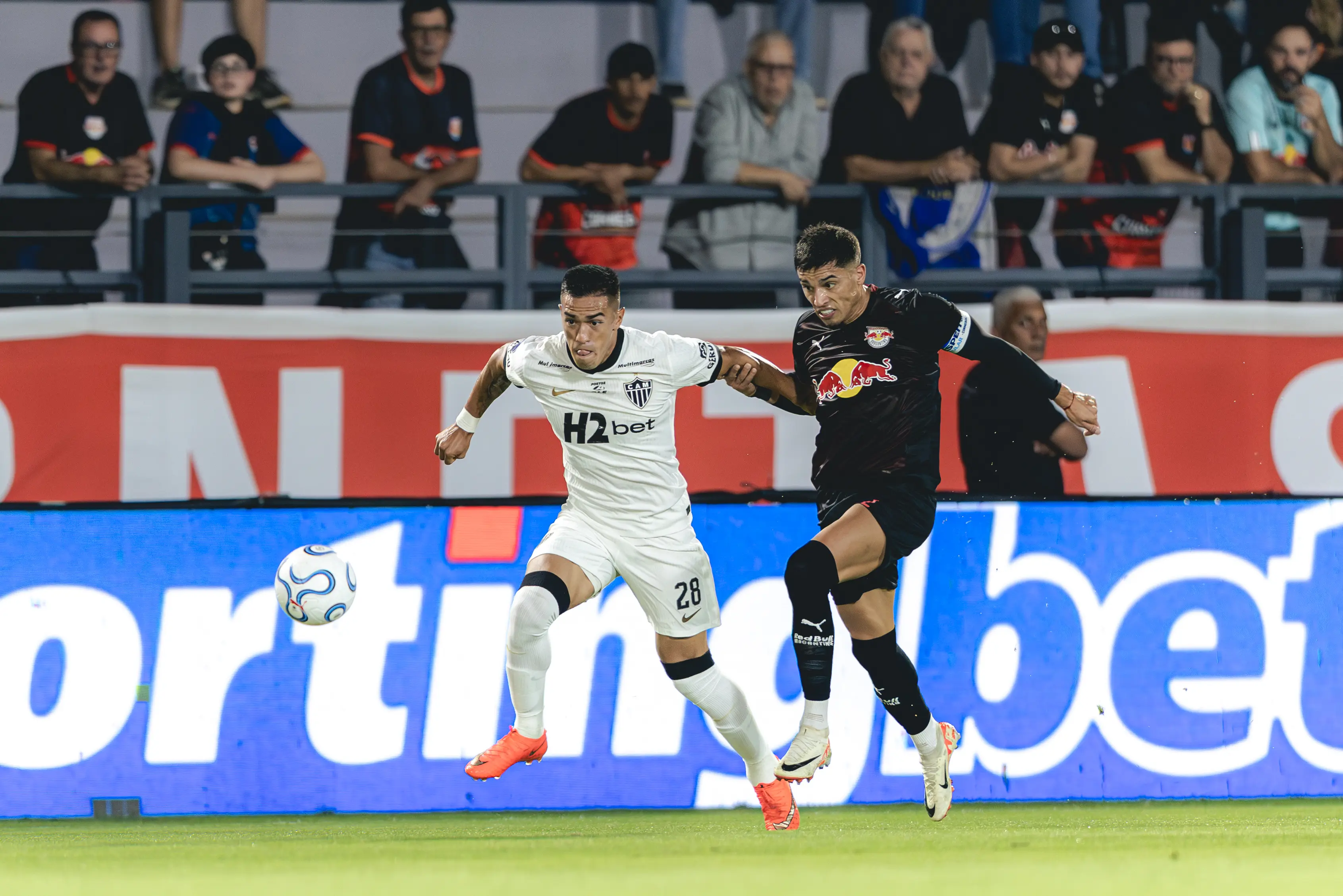 Atlético-MG vence Bragantino com gol de Cuello e abre vantagem na Sul-Americana