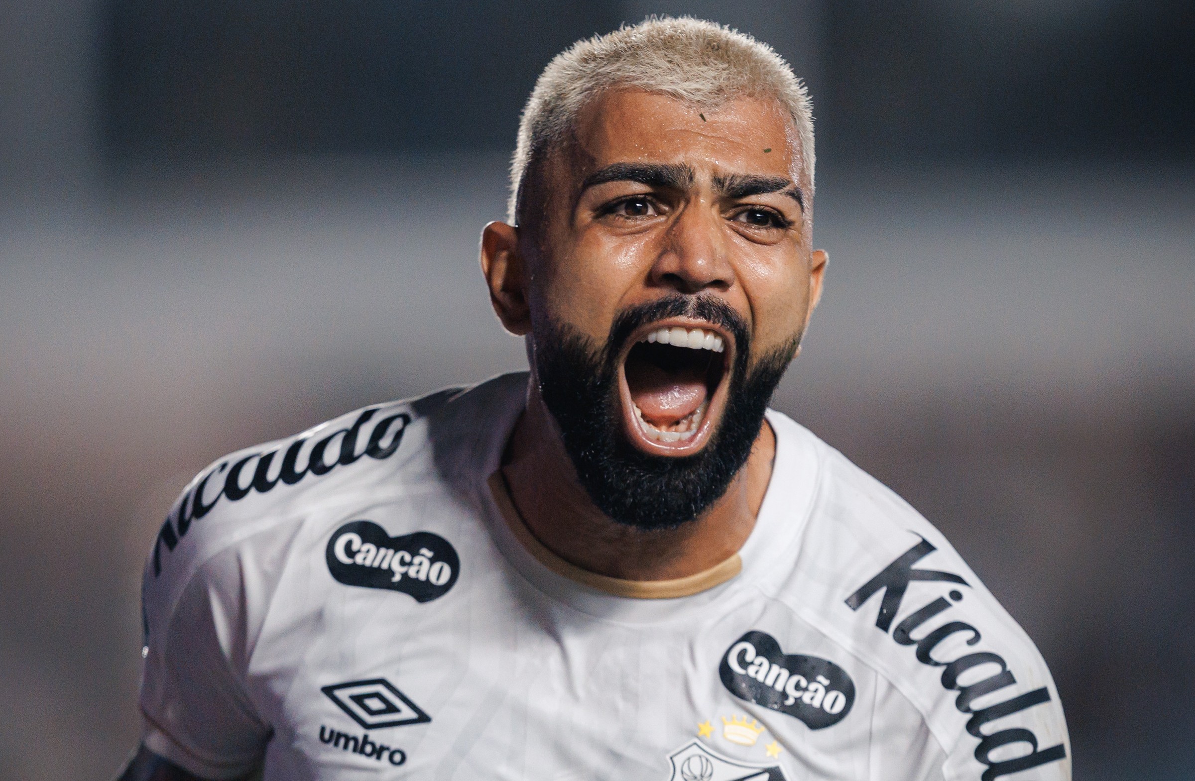 Gabigol recebe homenagem do Santos após superar marca de 100 gols