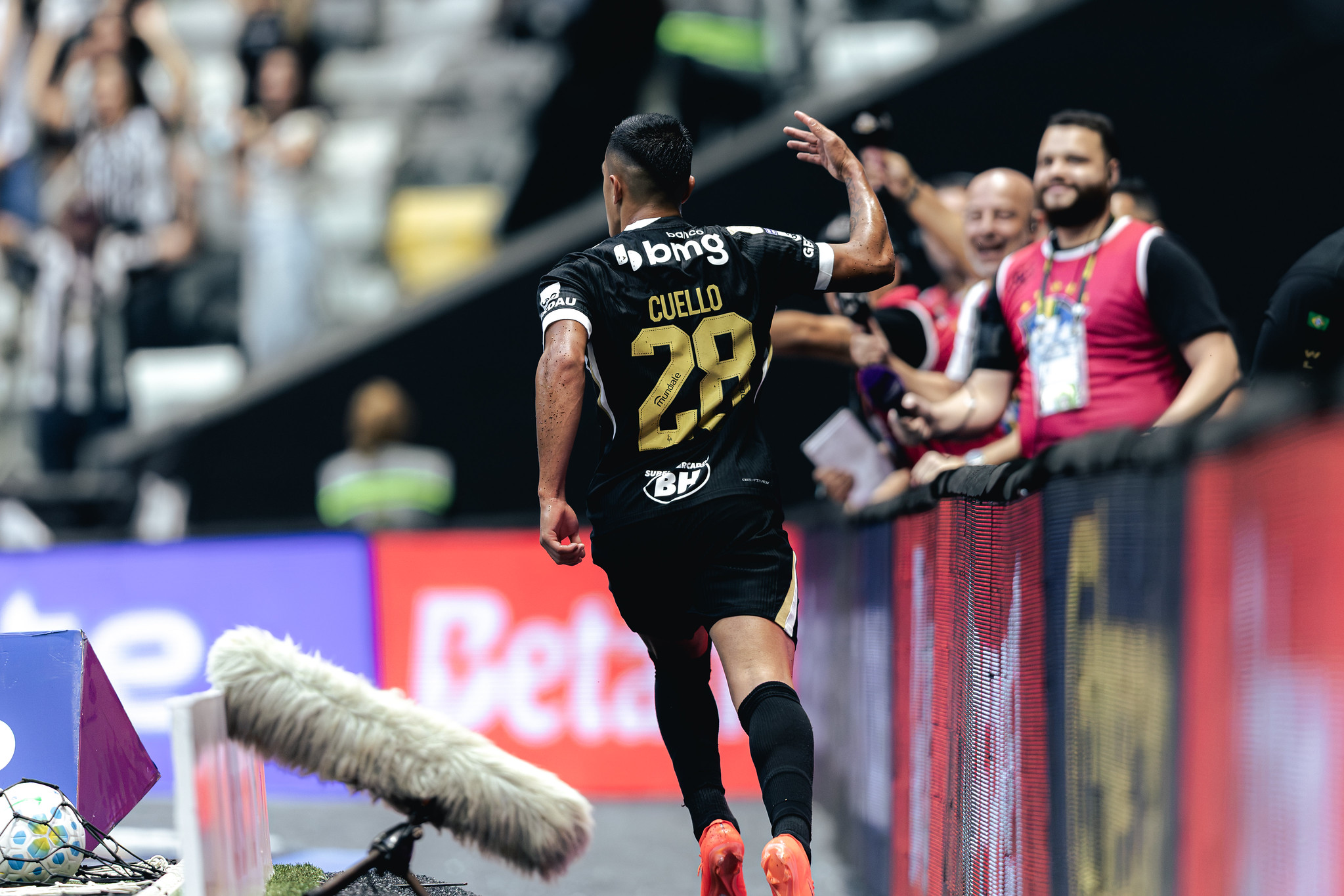 Cuello celebra vitória do Atlético-MG e projeta decisão na quarta: "Não temos que parar por aqui"