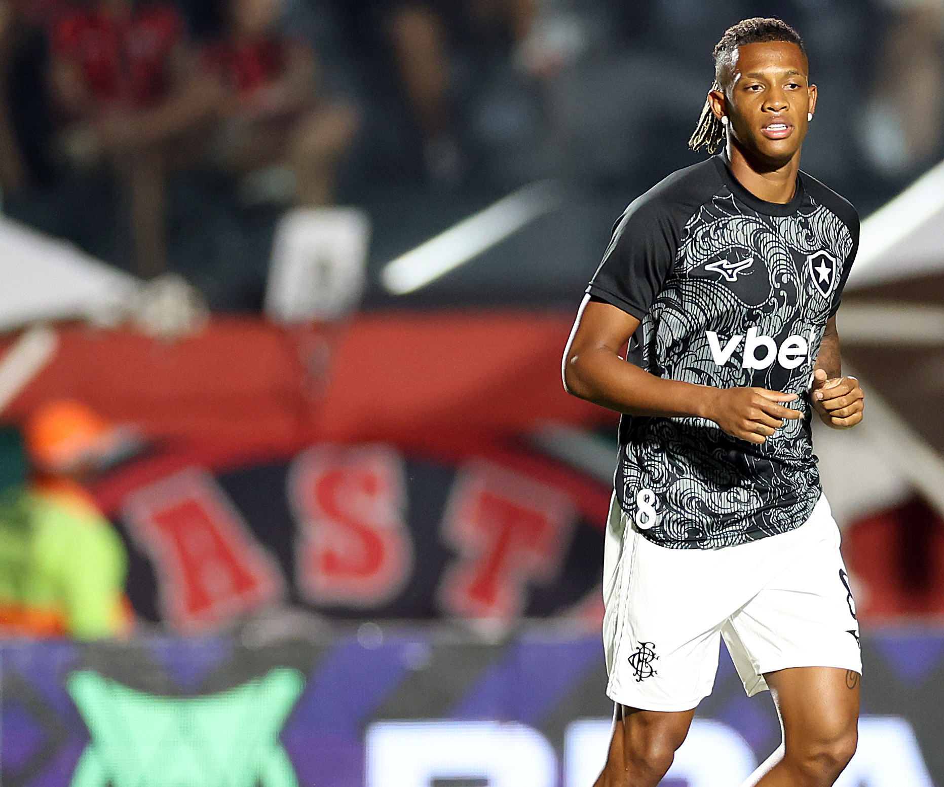 Vitória vence Botafogo e se afasta do Z4