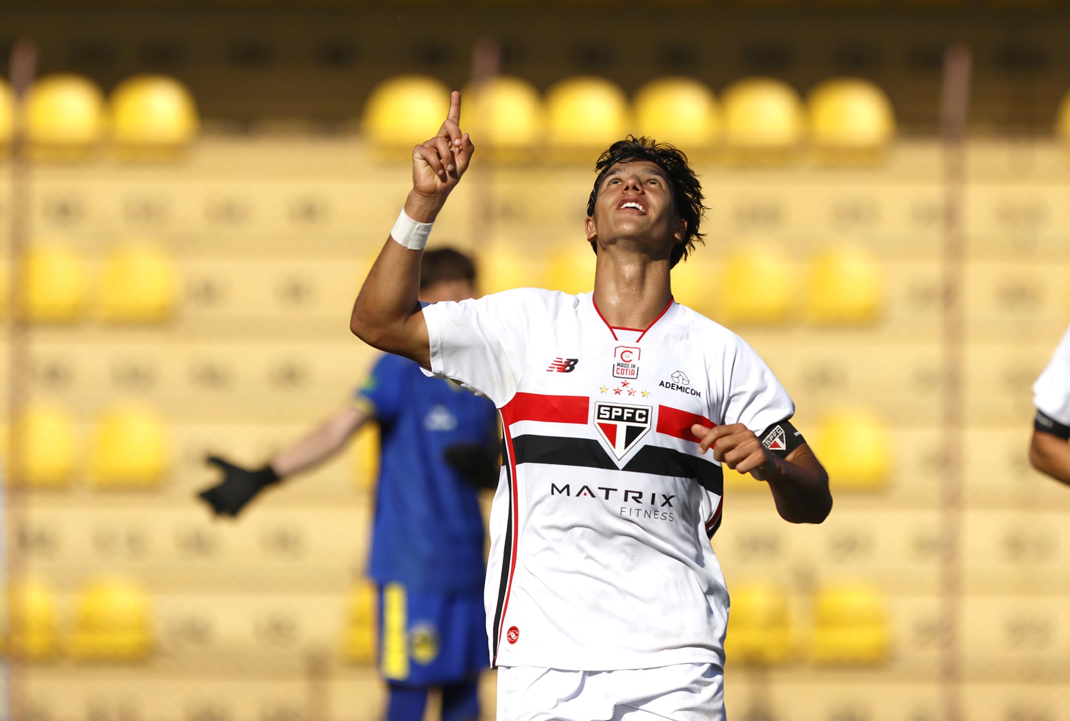 São Paulo vence Paulinense e cola no líder de grupo do Paulistão sub-20