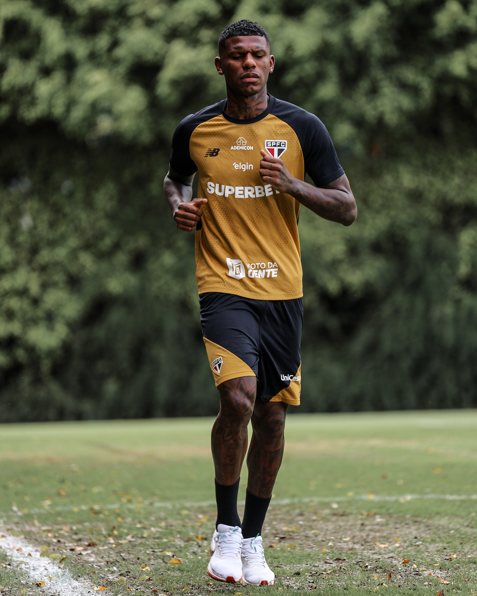 Arboleda treina leve e deve desfalcar o São Paulo contra a Chapecoense