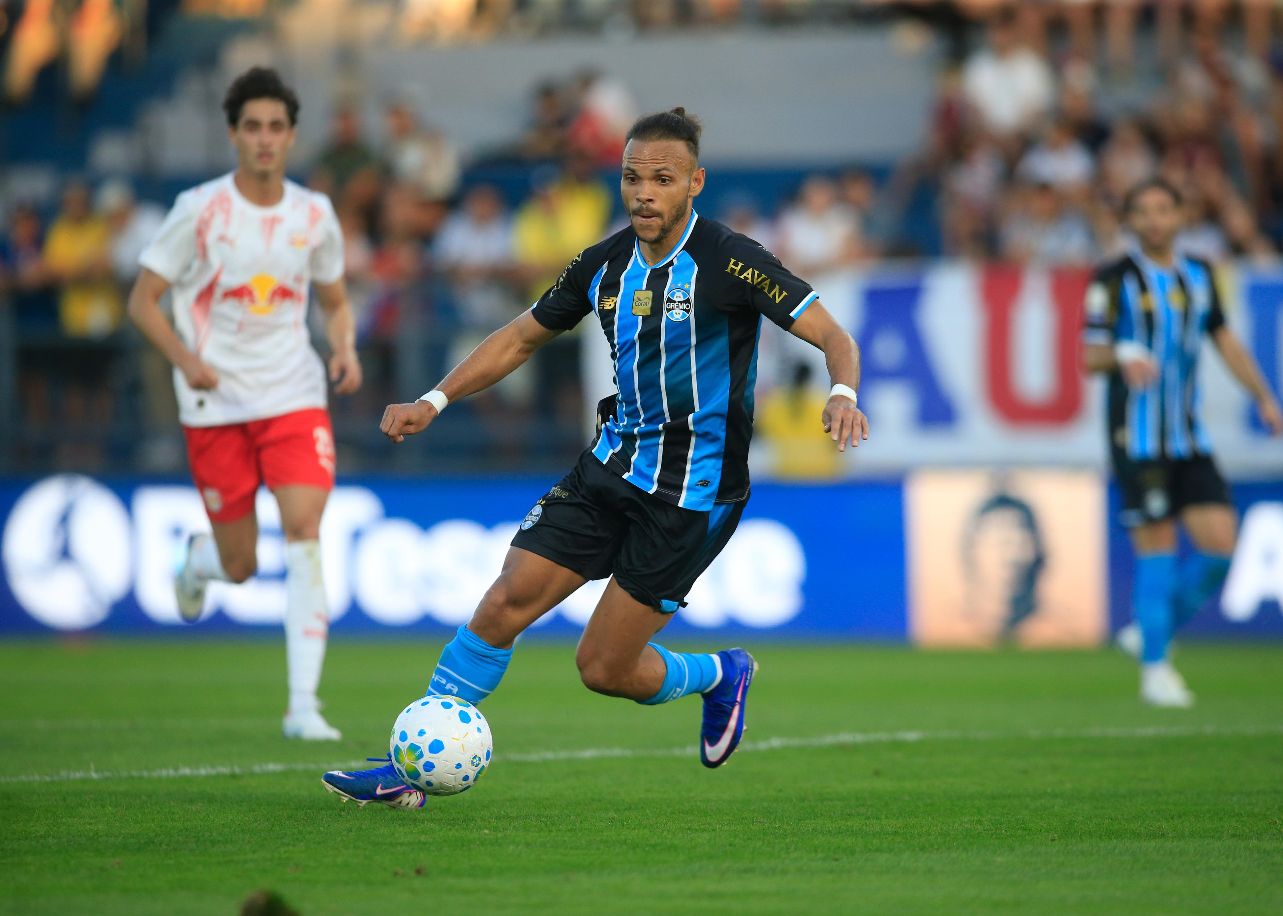 Arbitragem controversa agrava crise do Grêmio após derrota nos acréscimos para o Bragantino
