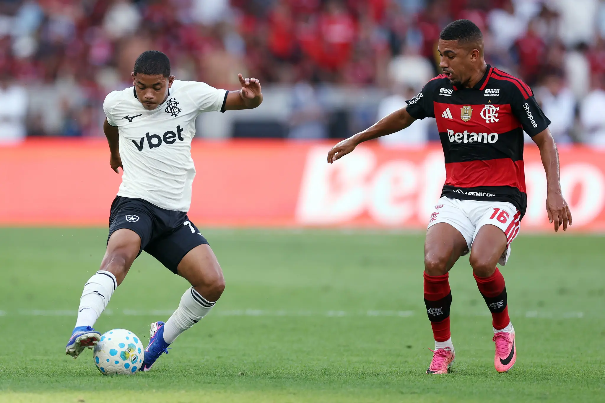 Em partida com três gols anulados, Flamengo vence Botafogo e pressiona Palmeiras no Brasileirão