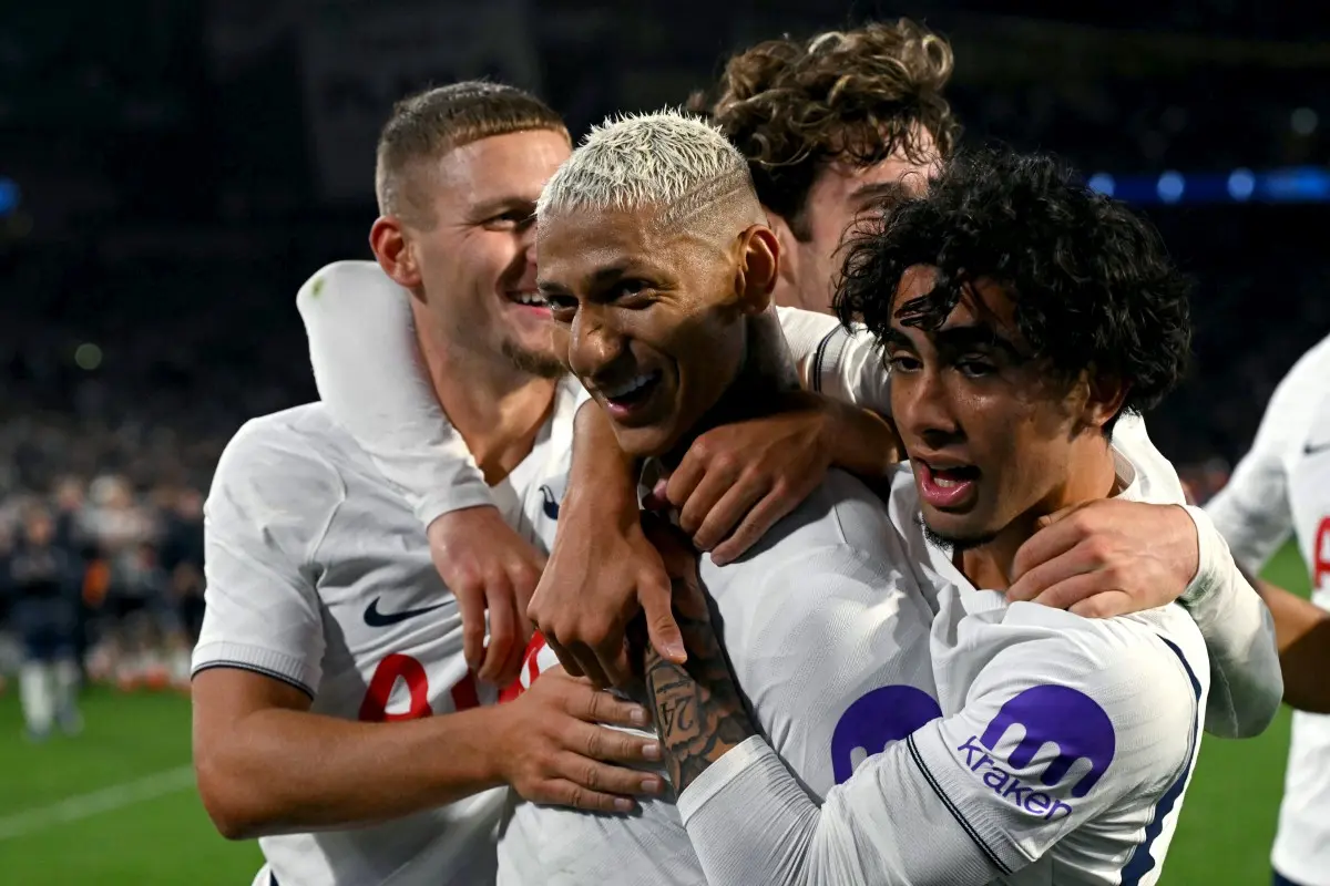 Estêvão marca em amistoso, mas Chelsea perde para o Tottenham com gol de Richarlison no fim