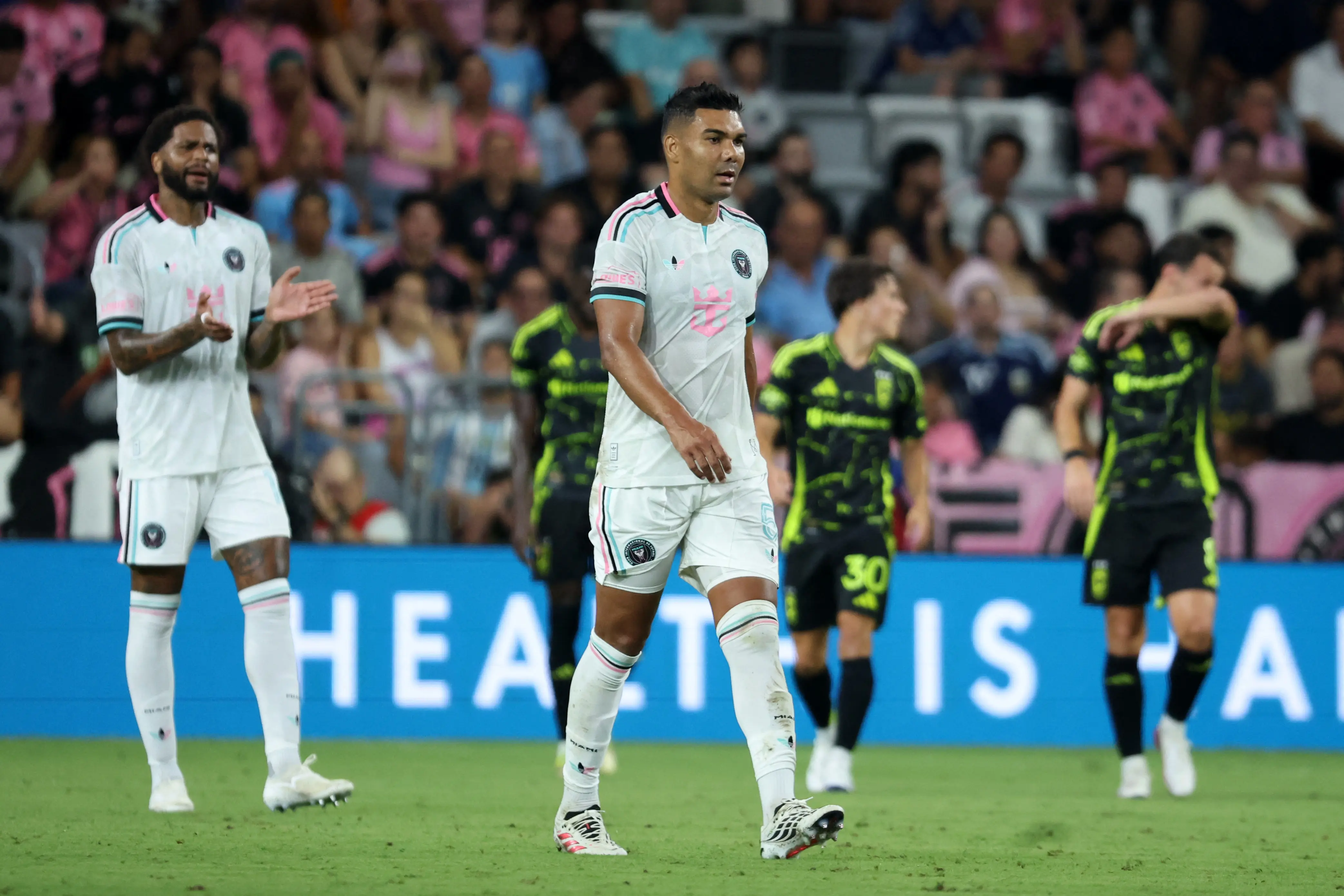 Casemiro marca contra, Messi entra, e Inter Miami cede empate ao Columbus Crew pela MLS
