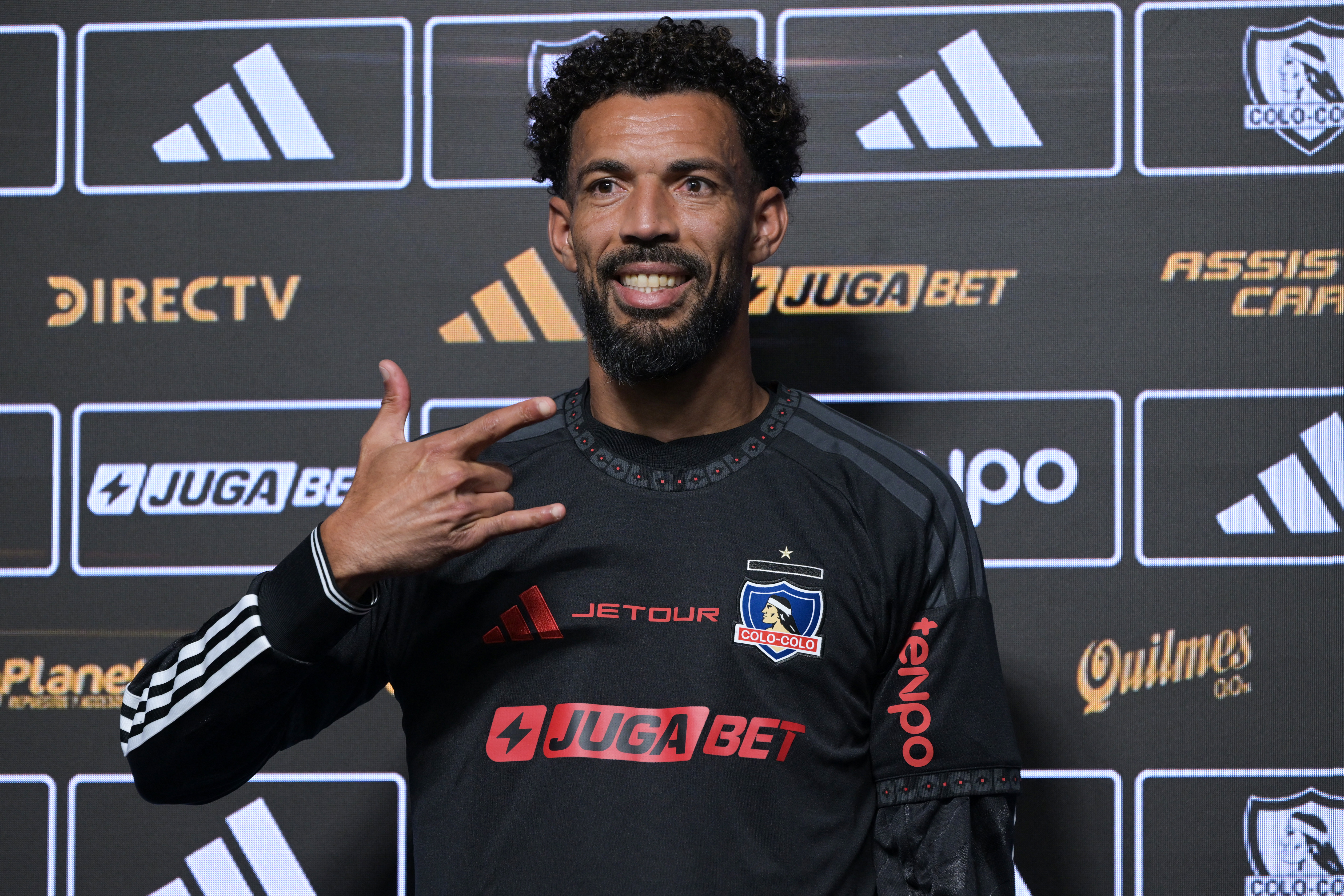 Vozinha é apresentado no Colo-Colo: ‘Sempre acreditei que era jogador de time grande’