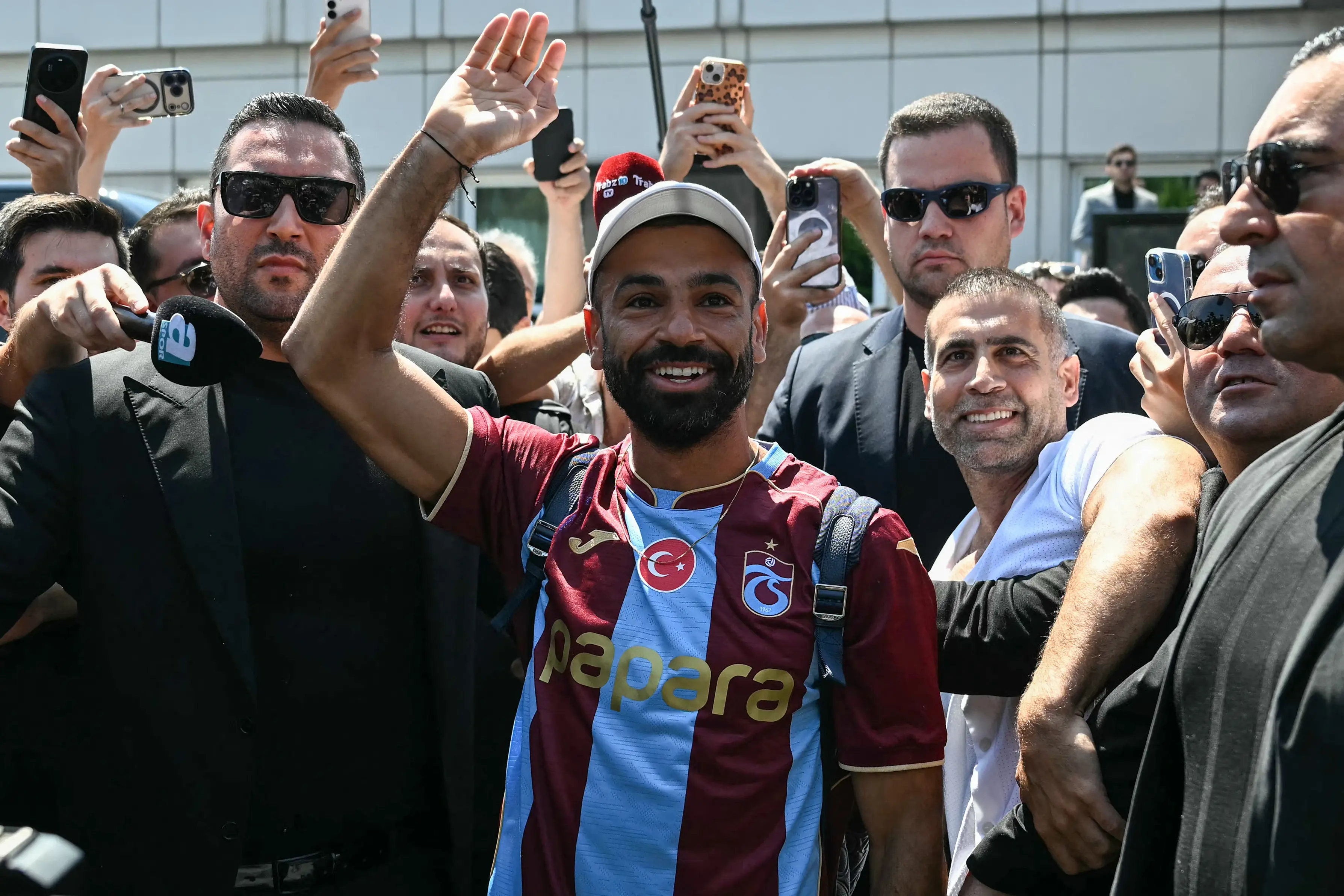 Mohamed Salah assina por duas temporadas com o Trabzonspor, da Turquia