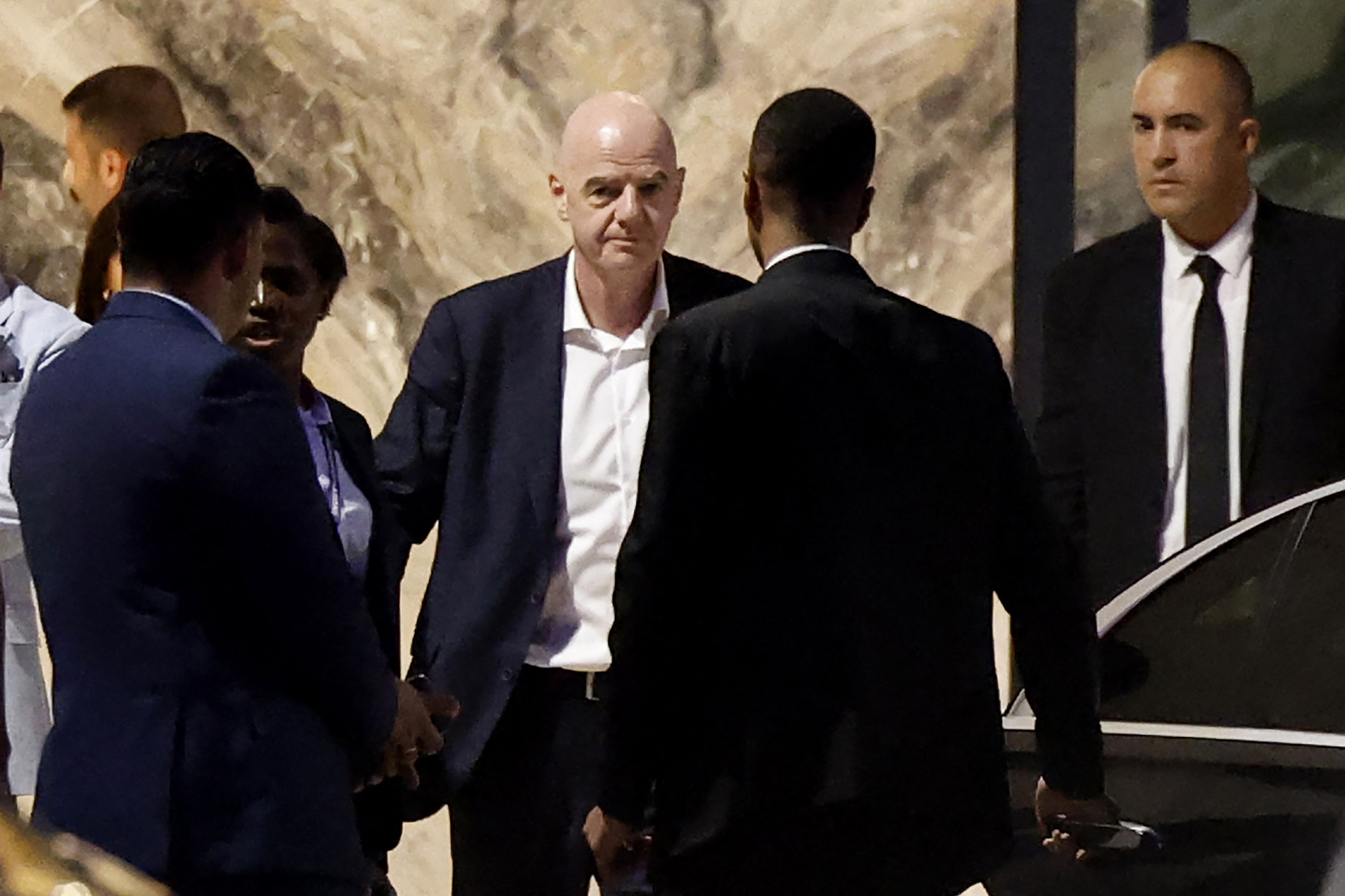 Infantino recua com plano, mas ainda sofre pressão da Uefa