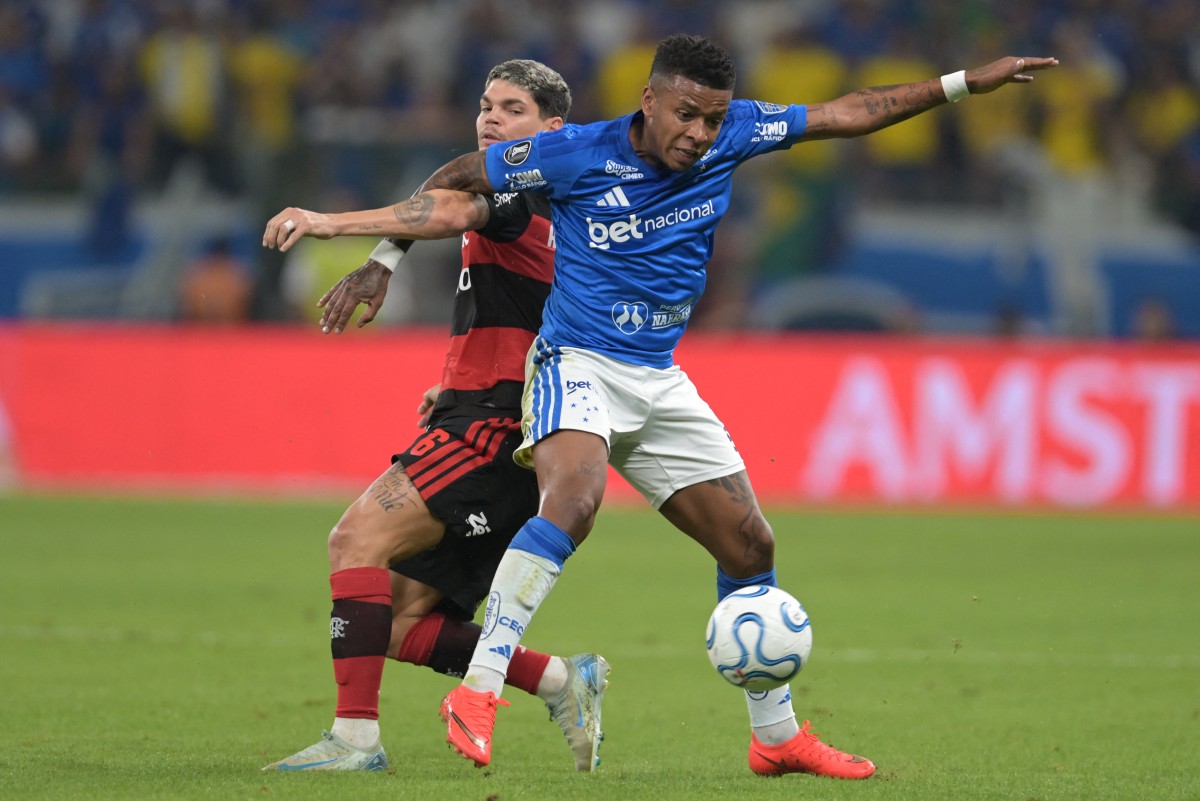 Golaço da Libertadores? Keny Arroyo deixa Samuel Lino no chão e finaliza com muita categoria