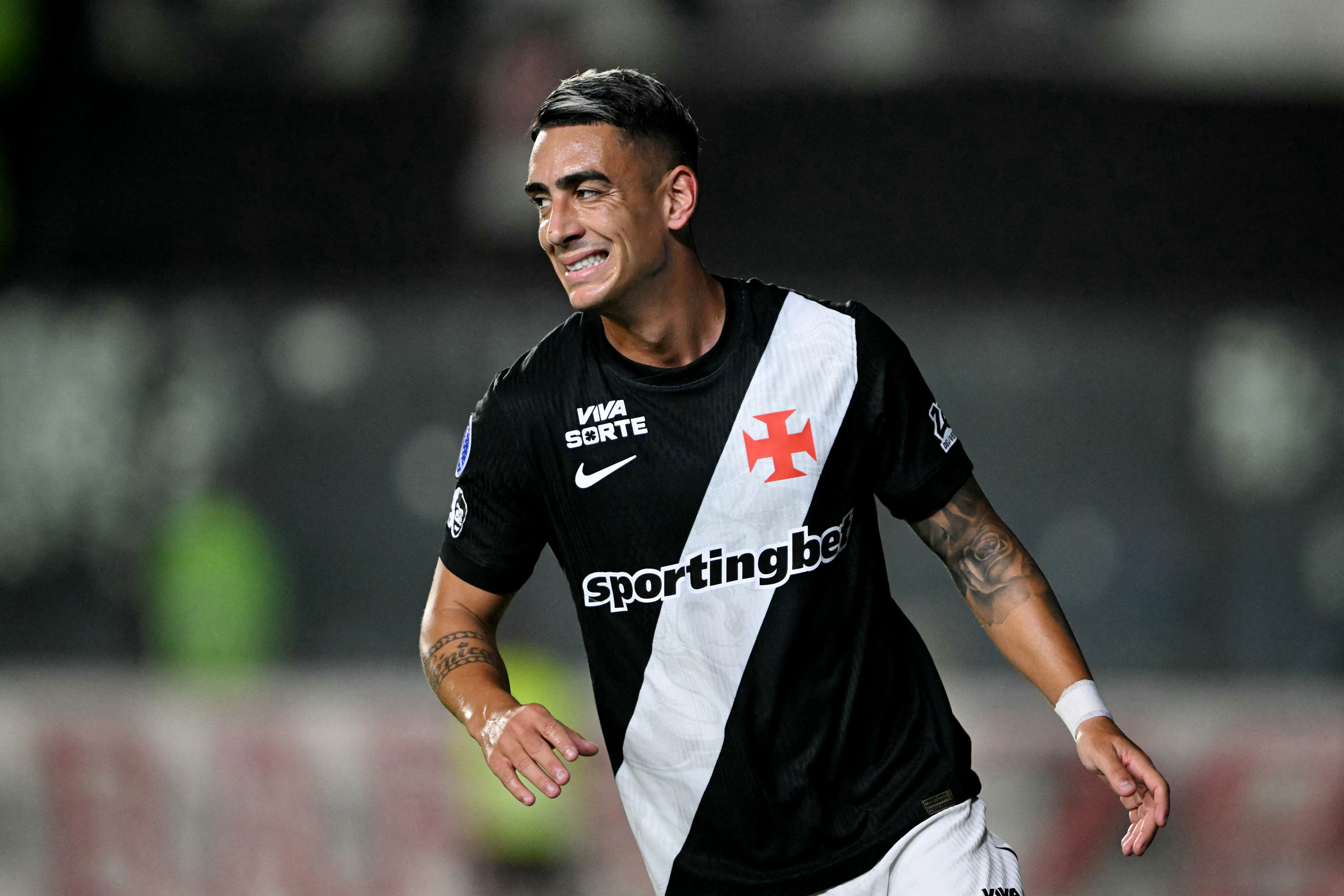 Puma Rodríguez fica cara a cara, mas goleiro faz defesaça contra o Vasco