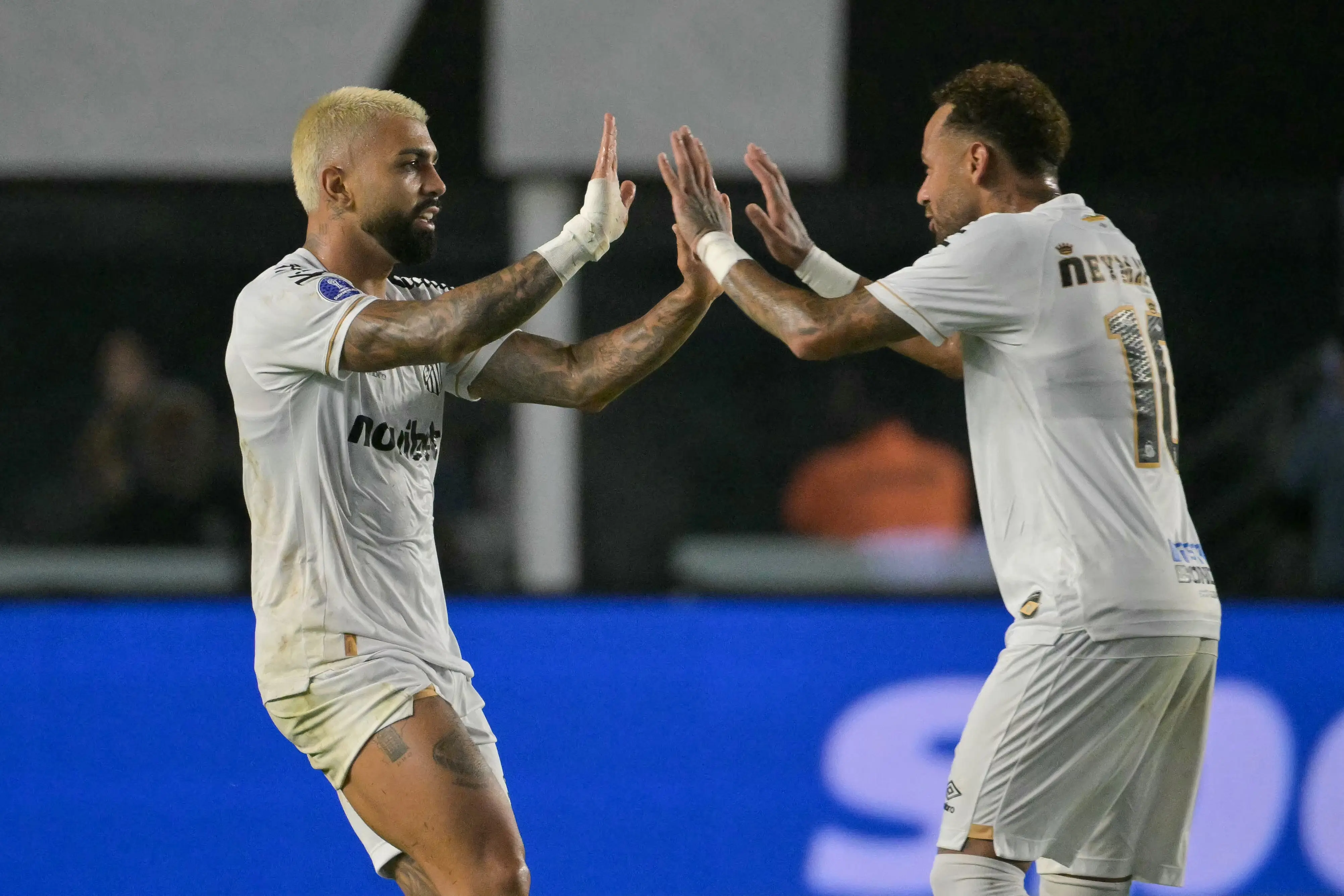 Com Neymar e Gabigol decisivos, Santos vira sobre o Macará na Sul-Americana