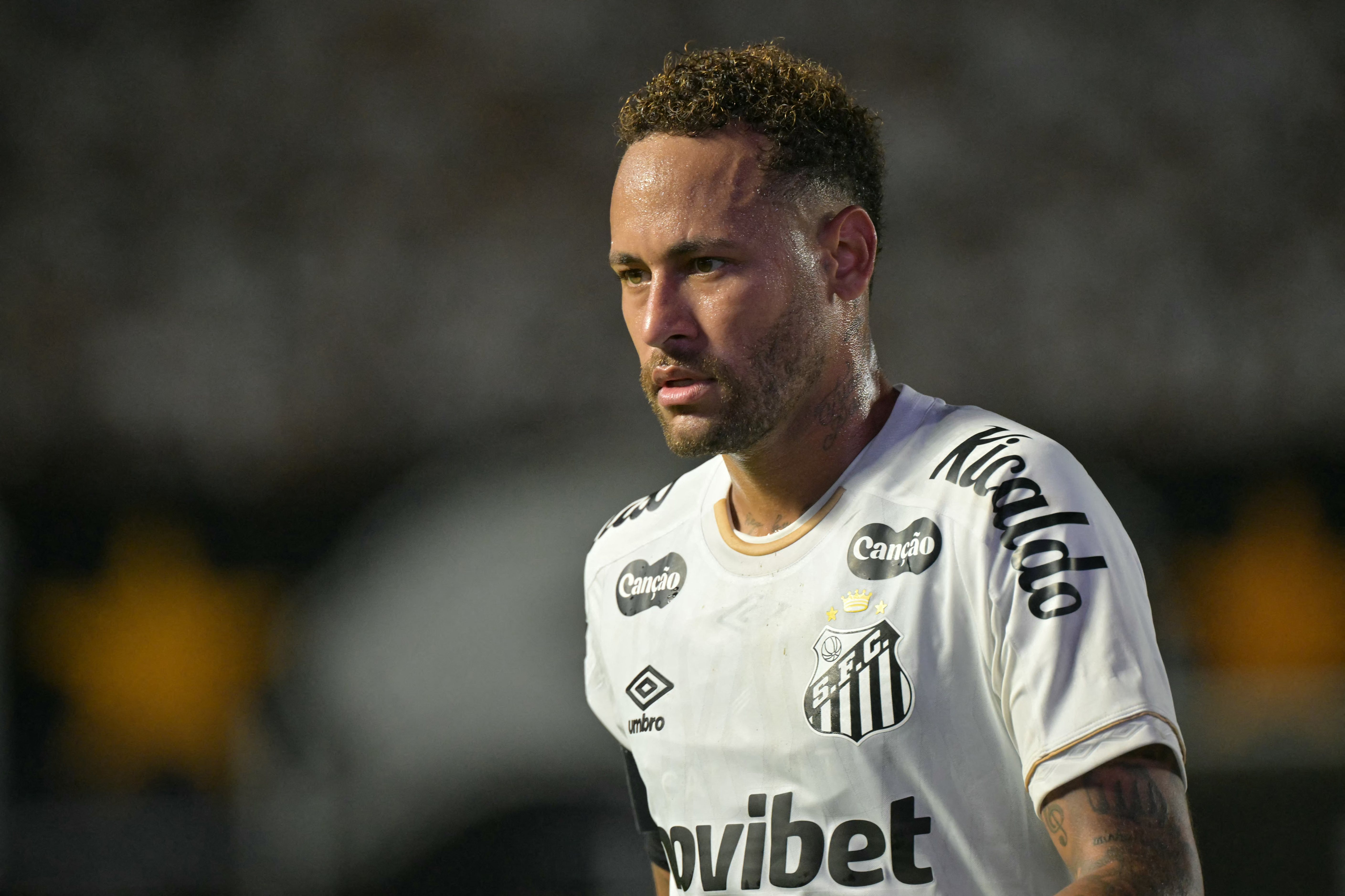 Neymar encontra Gabigol com lindo passe, mas VAR anula o gol