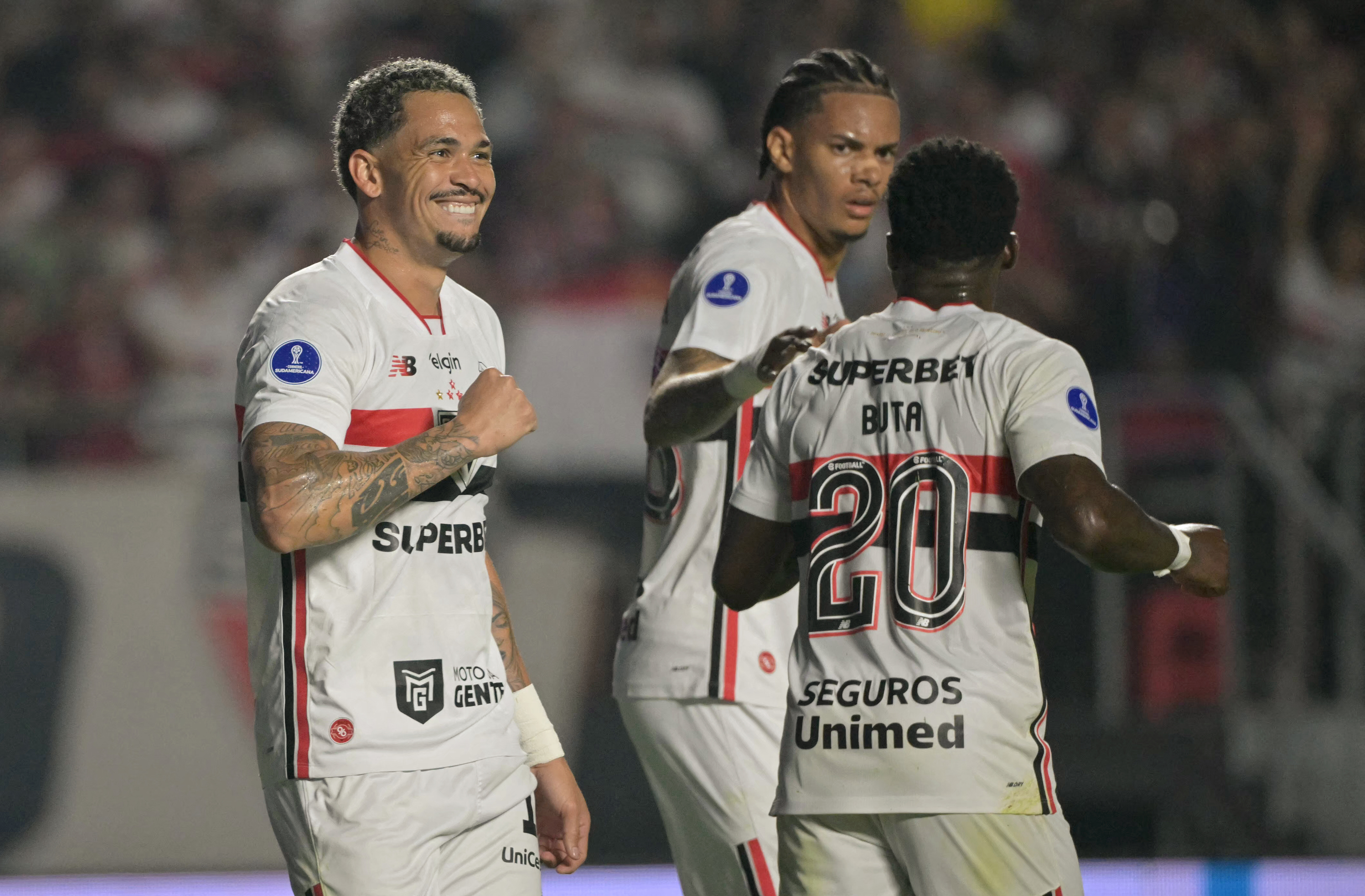 Luciano aproveita cruzamento e abre o placar para o São Paulo na Sul-Americana; veja o lance