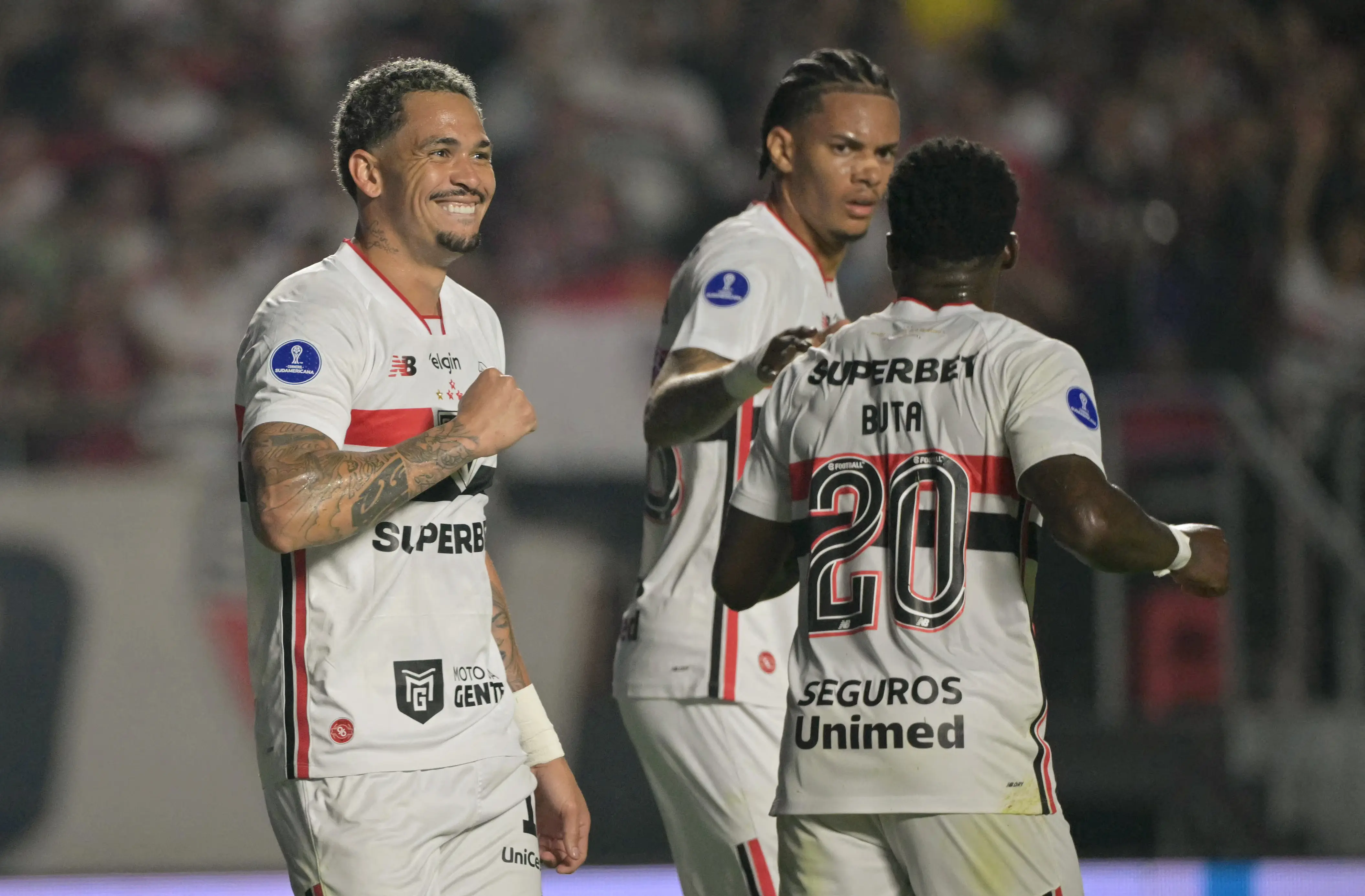 Luciano aproveita cruzamento e abre o placar para o São Paulo na Sul-Americana; veja o lance
