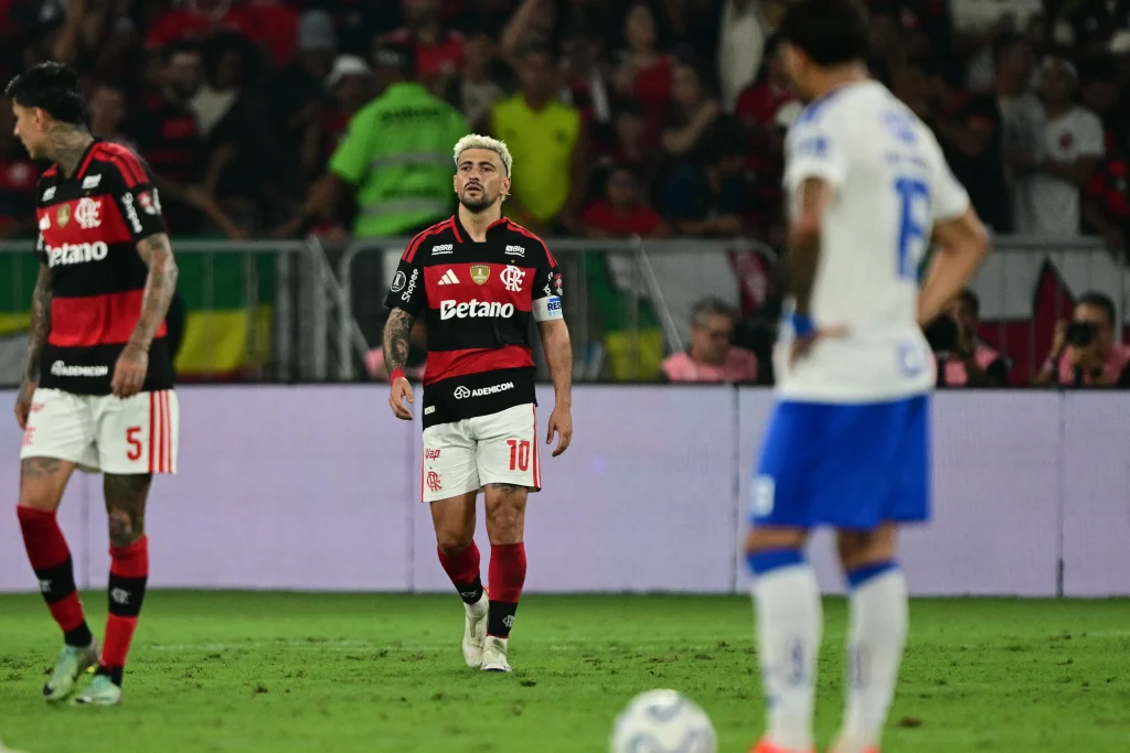 CLASSIFICADOS! Com show de garçom de Pedro, Flamengo bate o Cruzeiro por 2 a 1 no Rio.
