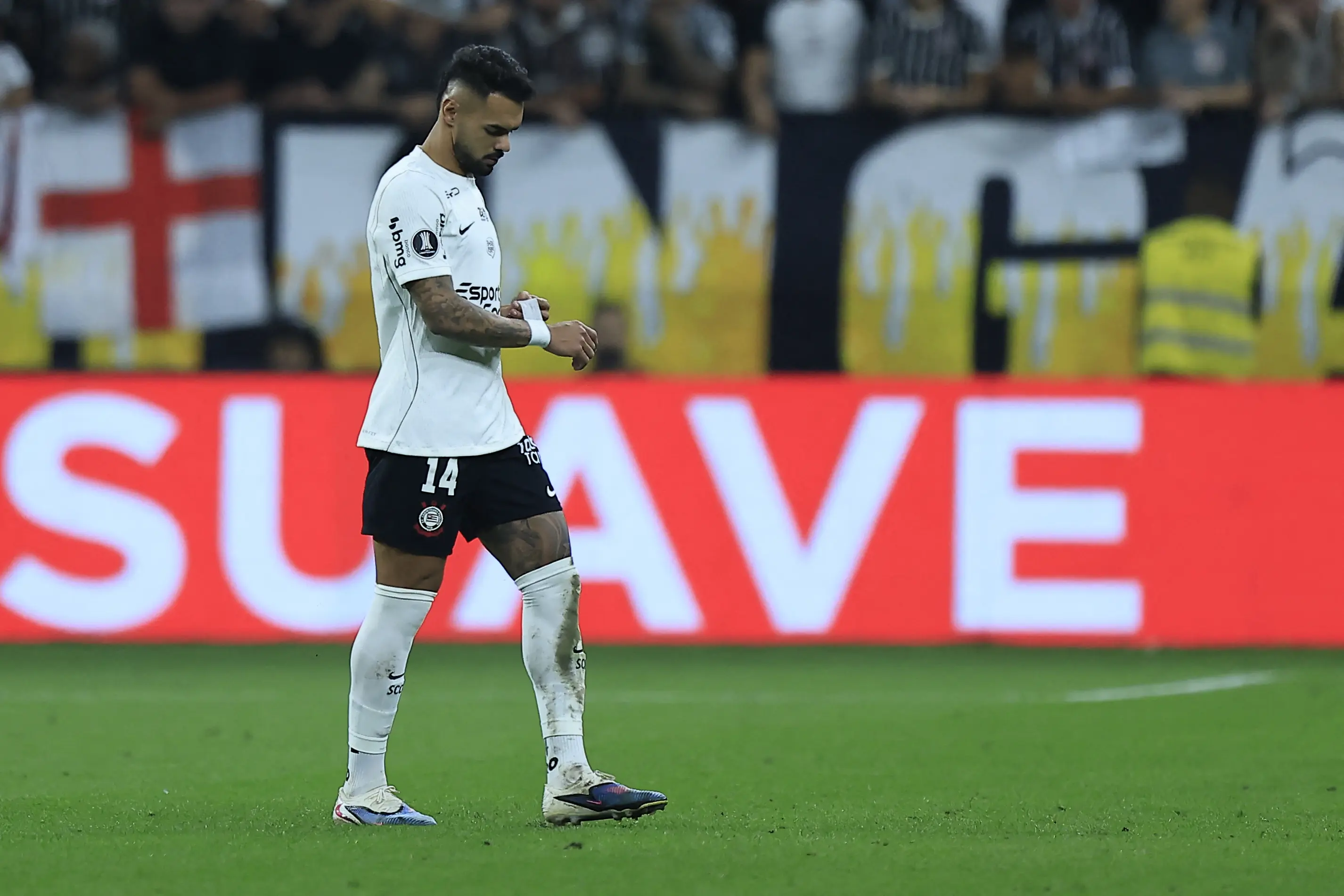 Raniele pede desculpas à torcida do Corinthians após expulsão: "Erros fazem parte"
