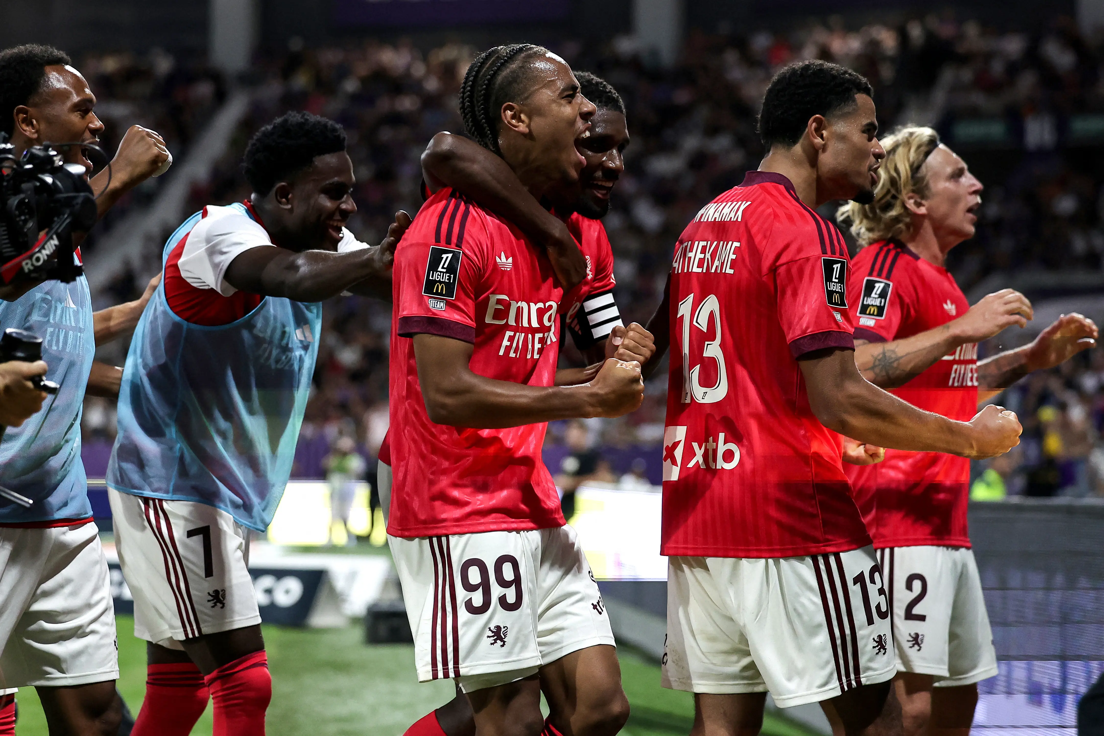 Lyon bate Toulouse fora de casa e estreia com vitória no Francês