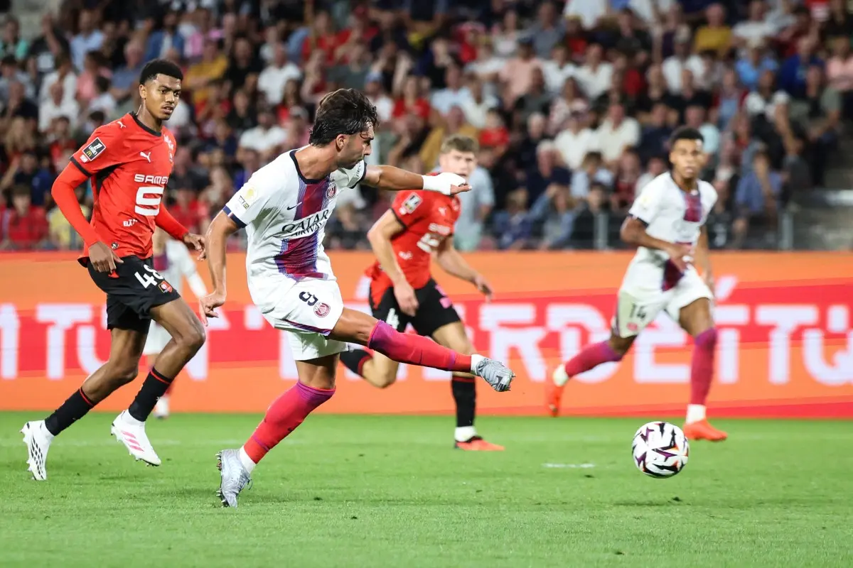 Ferran Torres marca duas vezes, e PSG busca empate com Rennes na estreia
