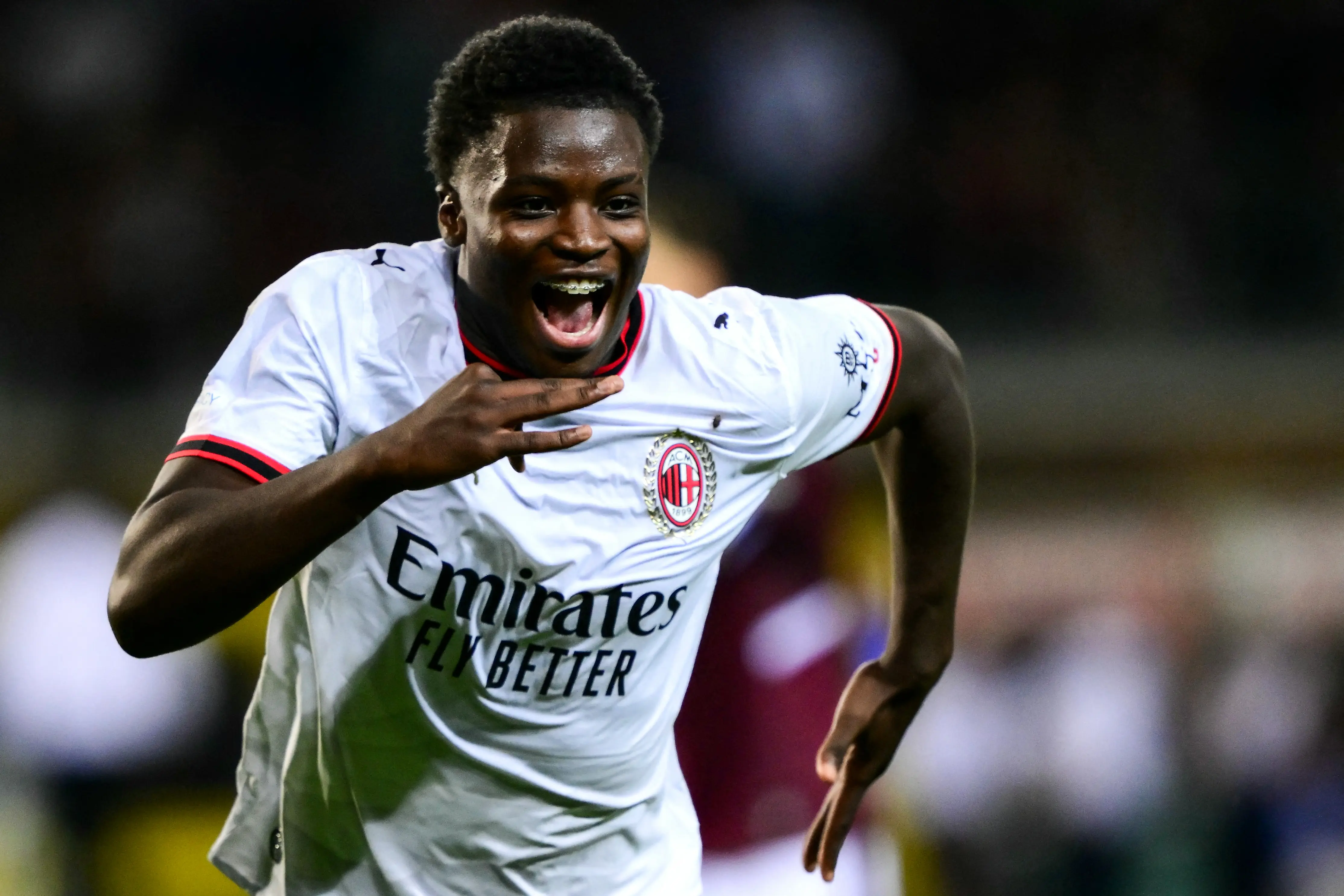 Com gols no segundo tempo, Milan bate Torino e estreia com vitória no Italiano