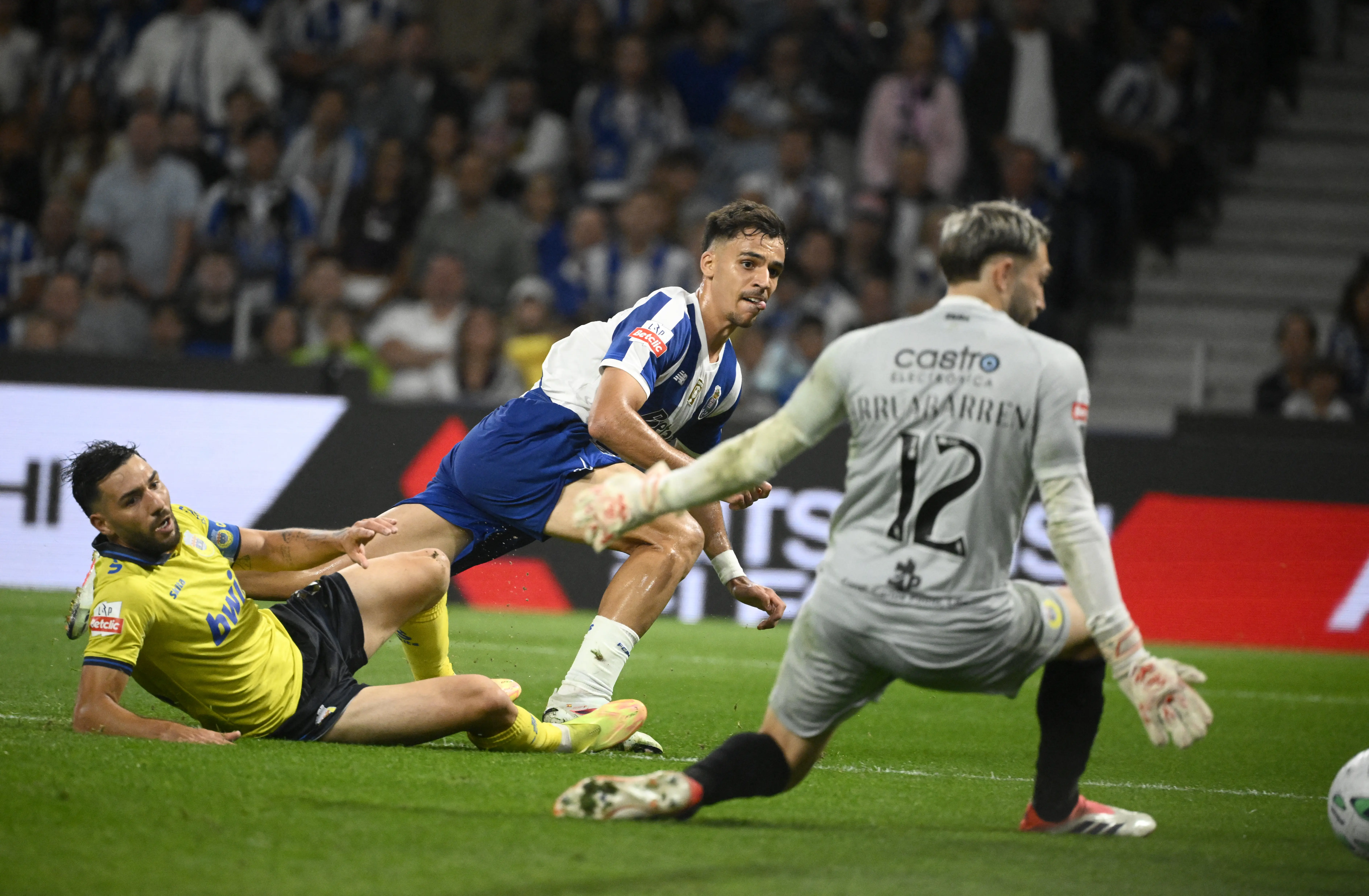 Porto vence o Arouca e assume a liderança do Português