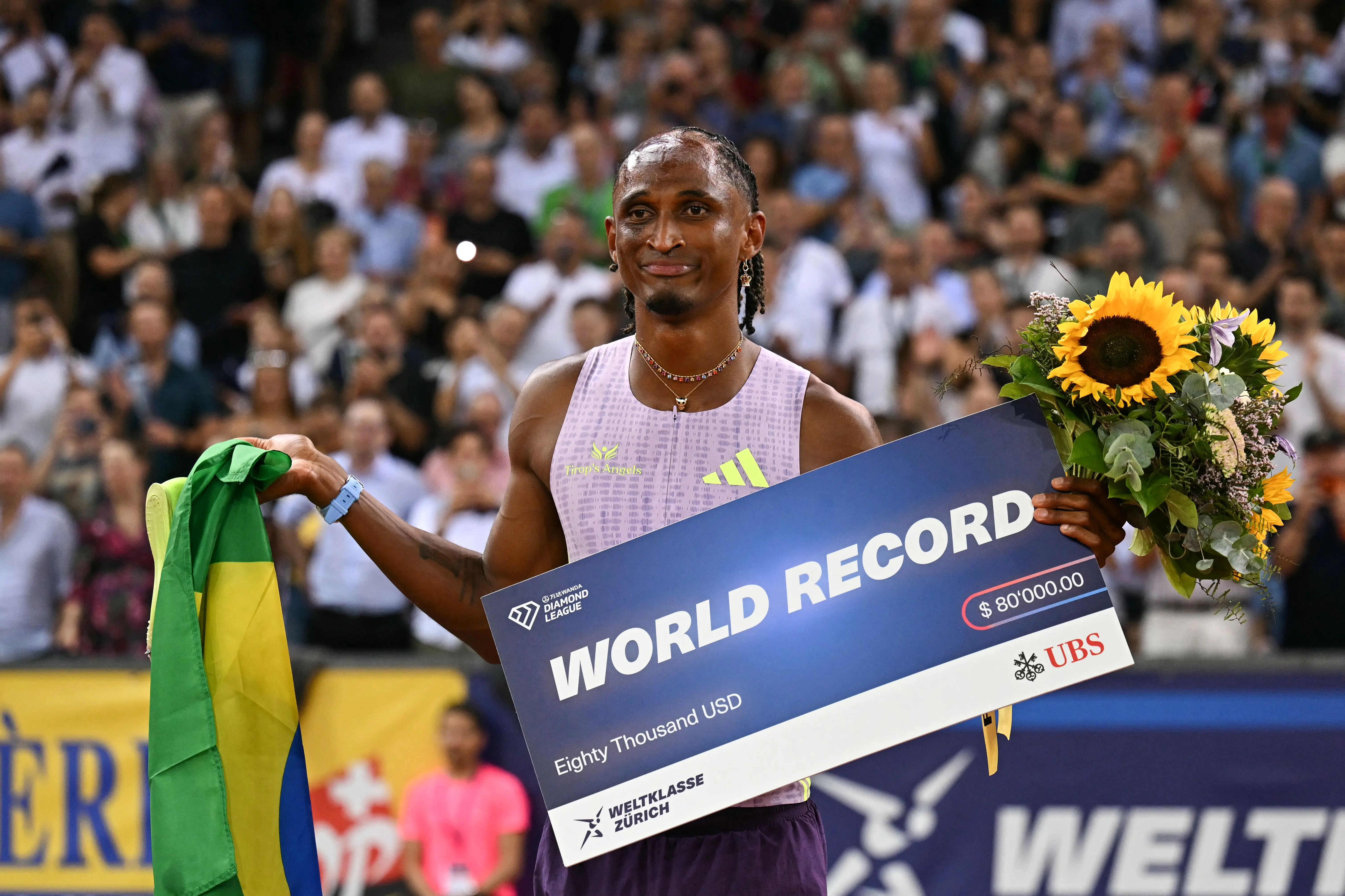 Alison dos Santos bate recorde mundial dos 400 m com barreiras
