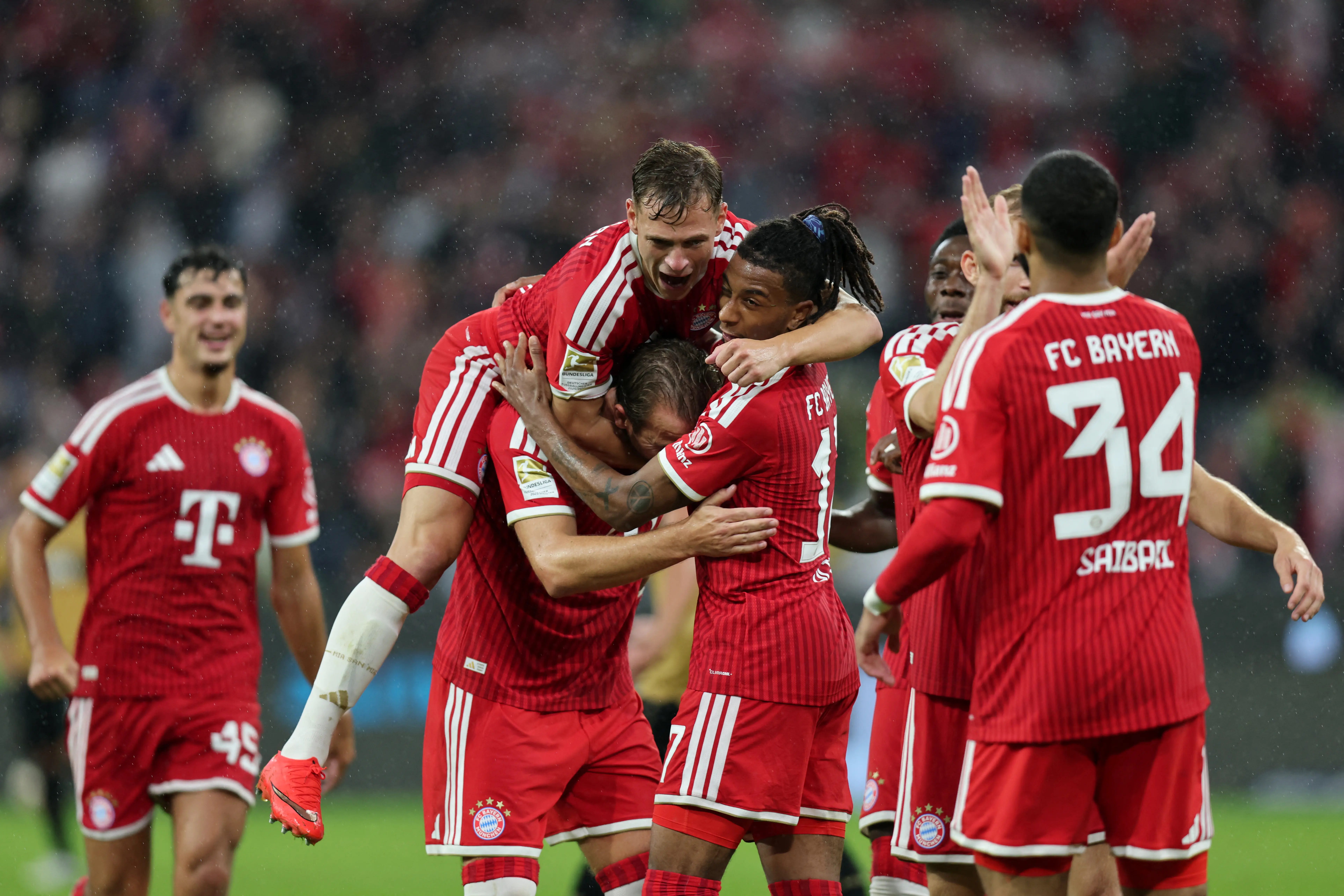 Melhores momentos da goleada do Bayern sobre o Stuttgart pela Bundesliga