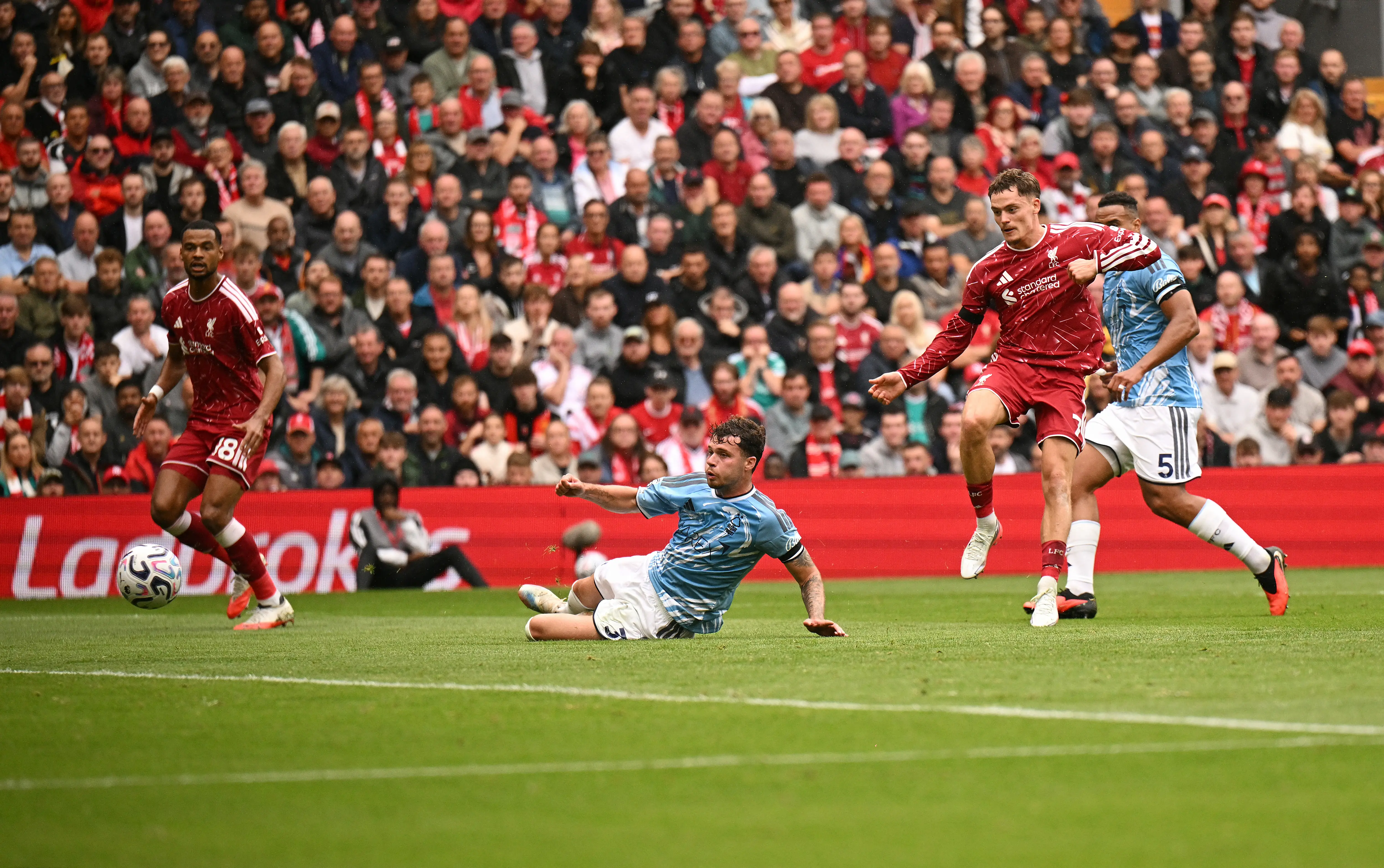 Veja fotos de Liverpool x Nottingham Forest pelo Campeonato Inglês