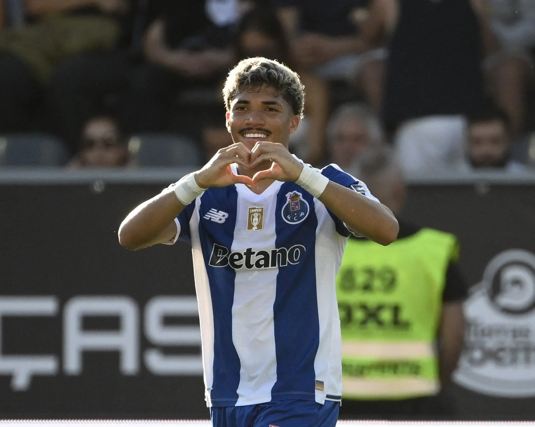 Porto vence com gol de brasileiro e segue sendo líder invicto do Português