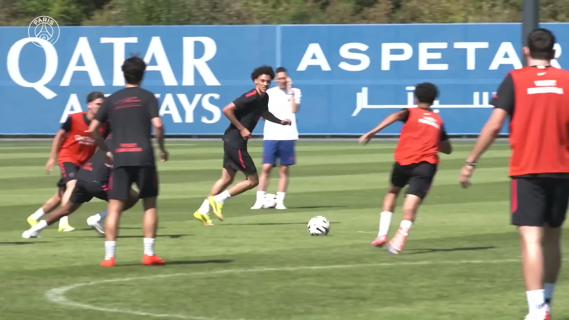 Akliouche esbanja alegria em seu primeiro treino no PSG