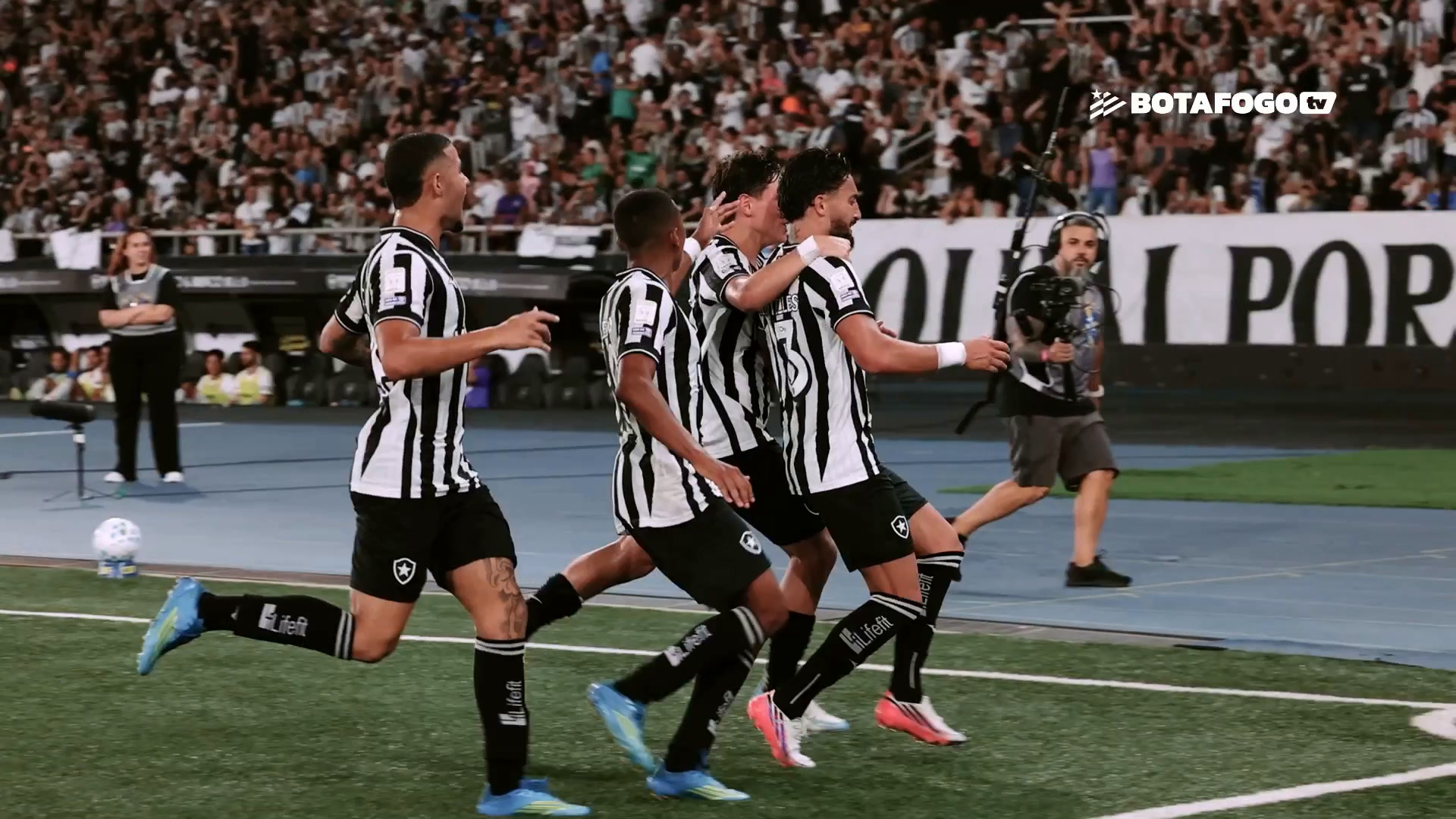 Golaço de falta de Alex Telles no Clássico Vovô; confira