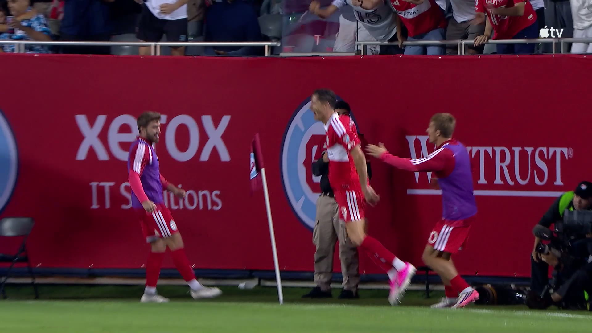 Belo gol coletivo de Lewandowski em sua estreia em casa pelo Chicago Fire; confira