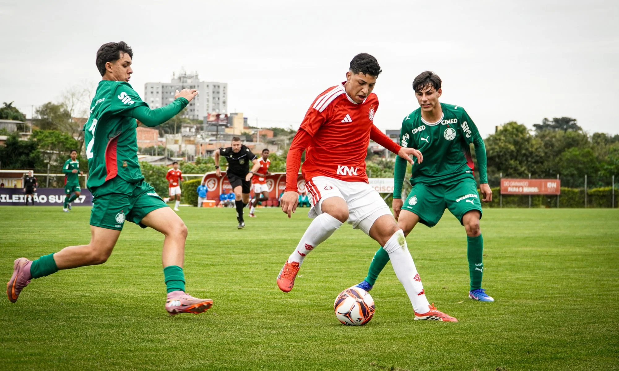 Palmeiras vence o Inter e segue colado na liderança do Brasileiro sub-17