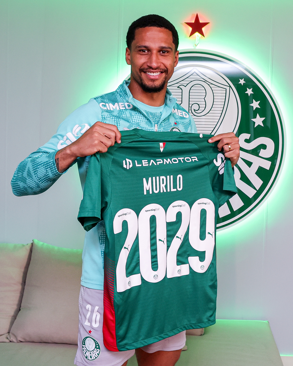 Murilo renova com Palmeiras ao lado da família na Academia de Futebol