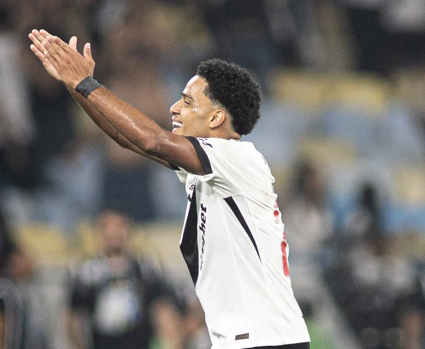 Brenner celebra classificação, reconhece momento no Vasco e desabafa: "Estou devendo"