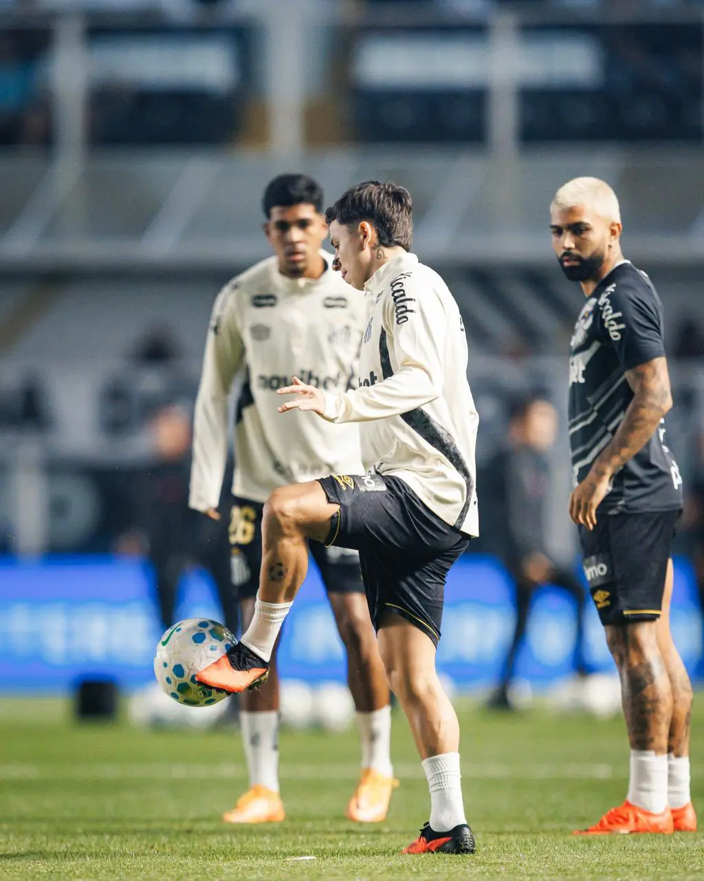 Santos x Athletico-PR: siga o tempo real do jogo pelo Brasileirão