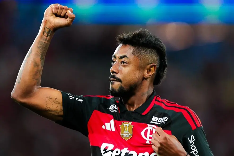 Flamengo bate Vitória e diminui vantagem do Palmeiras na ponta do Brasileiro