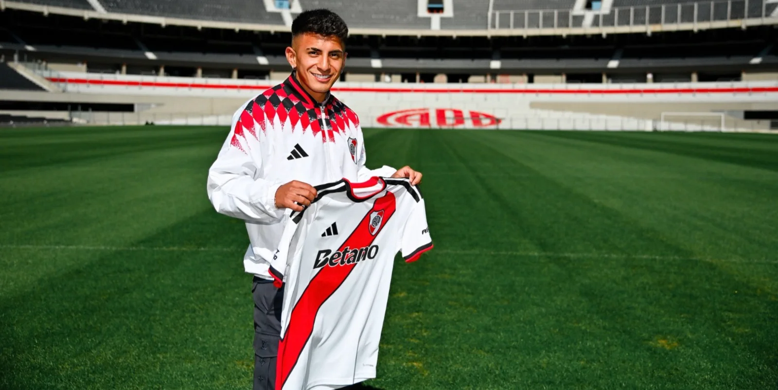 Ex-alvo do Flamengo, Almada é anunciado pelo River Plate; veja detalhes